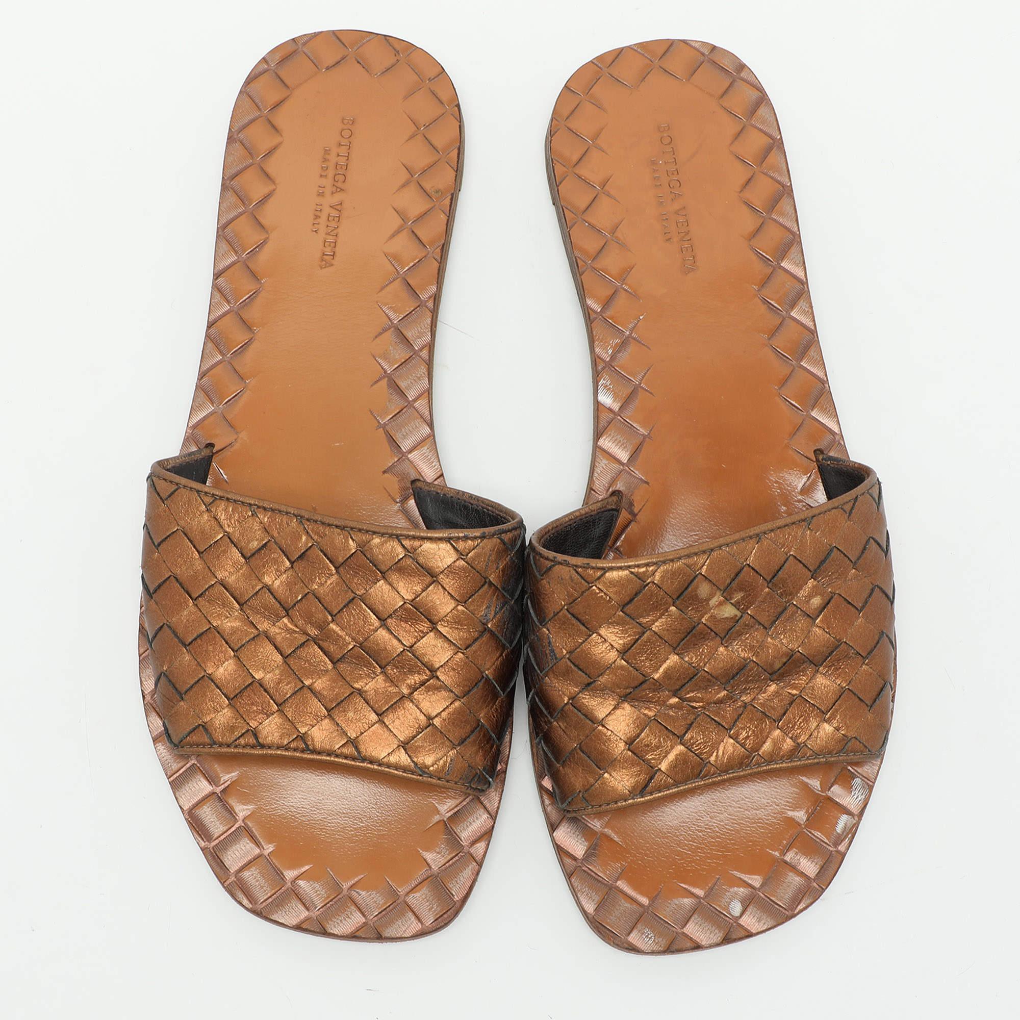 Bottega Veneta Gold Intrecciato Leather Flat Slides Size 37 In Fair Condition For Sale In Dubai, Al Qouz 2