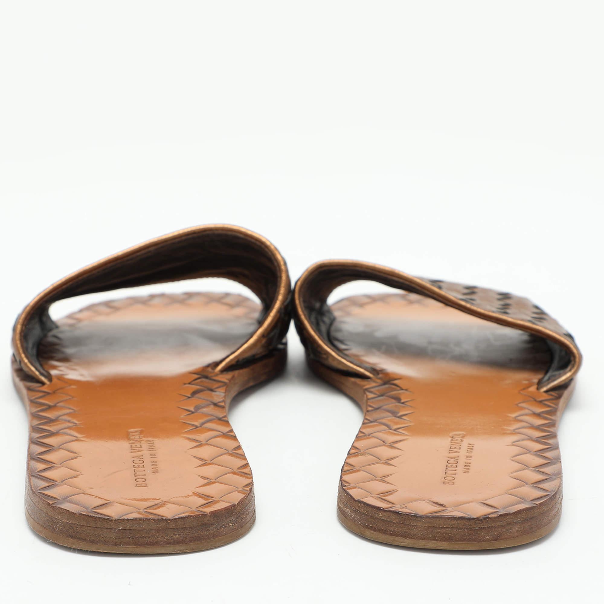 Bottega Veneta Gold Intrecciato Leather Flat Slides Size 37 For Sale 1