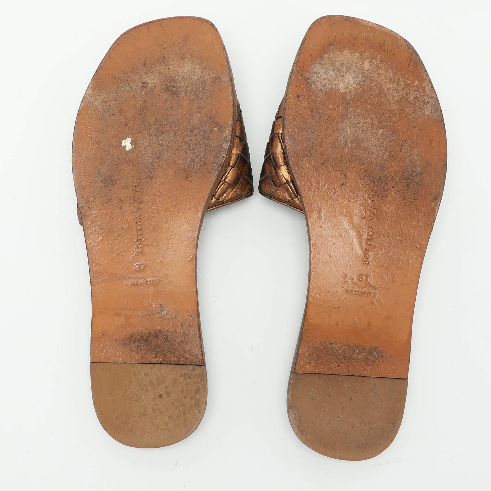 Bottega Veneta Gold Intrecciato Leather Flat Slides Size 37 For Sale 2
