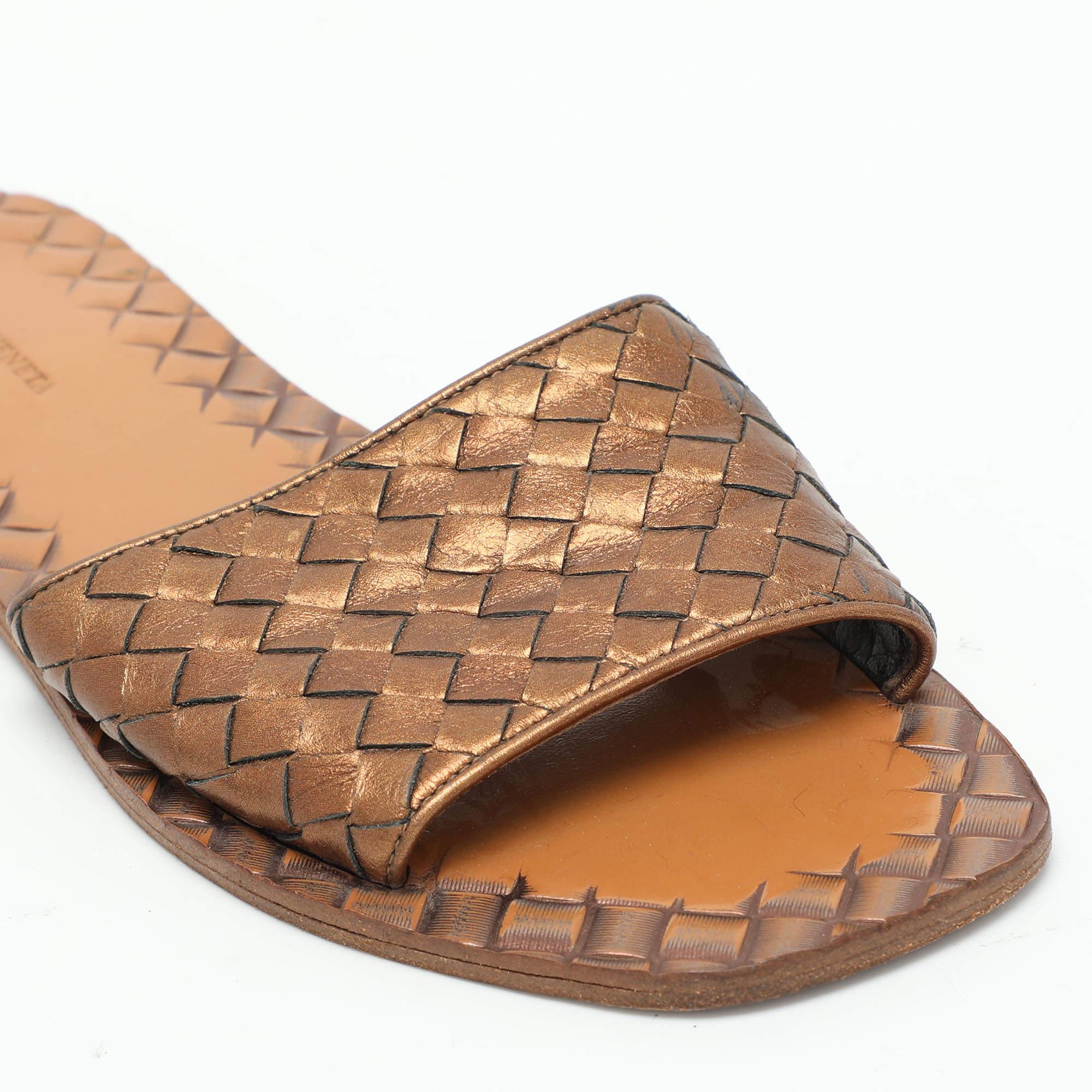 Bottega Veneta Gold Intrecciato Leather Flat Slides Size 37 For Sale 3