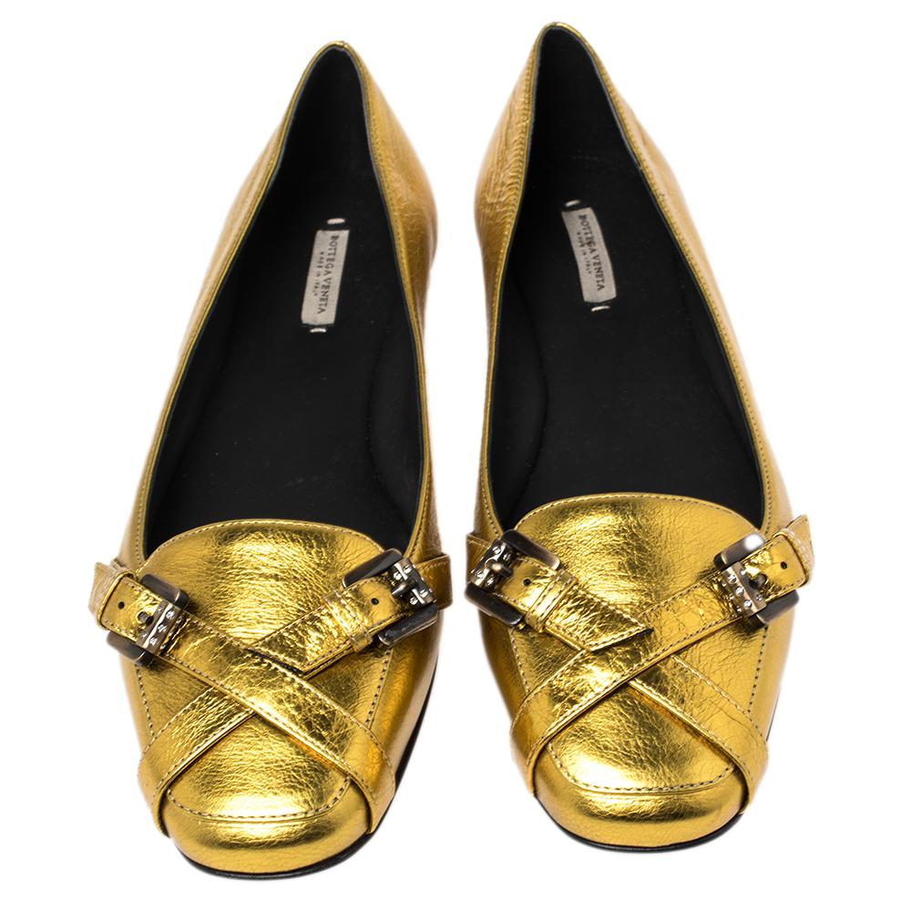 Created by Bottega Veneta, these ballet flats are a staple style every shoe collection needs. Constructed with leather, they feature round toes, buckle details, and durable leather soles. The coat of gold adds to the whole look.

Includes: Original