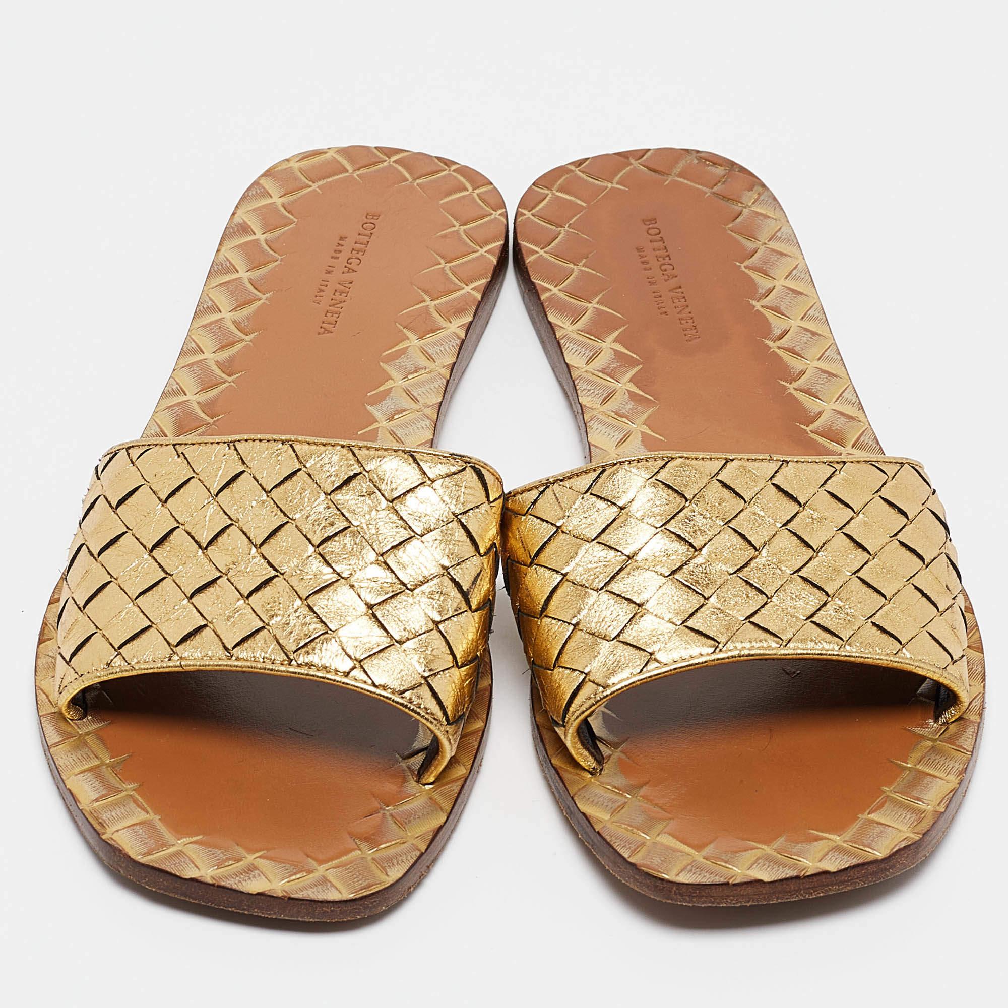 Bottega Veneta Gold Leather Intrecciato Flat Slides Size 36.5 In Good Condition In Dubai, Al Qouz 2