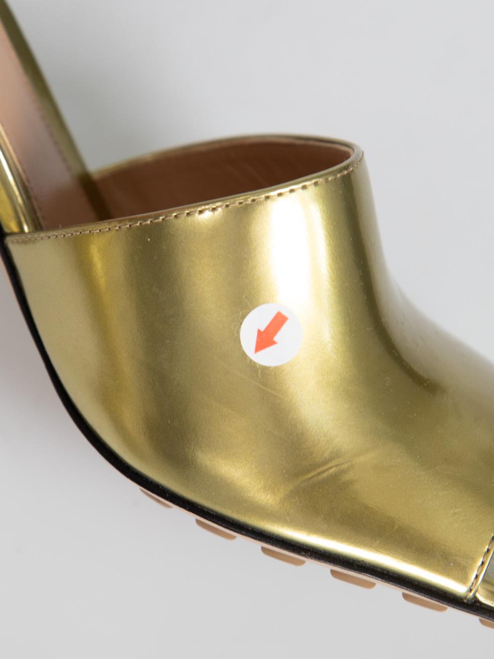 Bottega Veneta - Mules in pelle dorata elasticizzata Taglia IT 36 in vendita 5