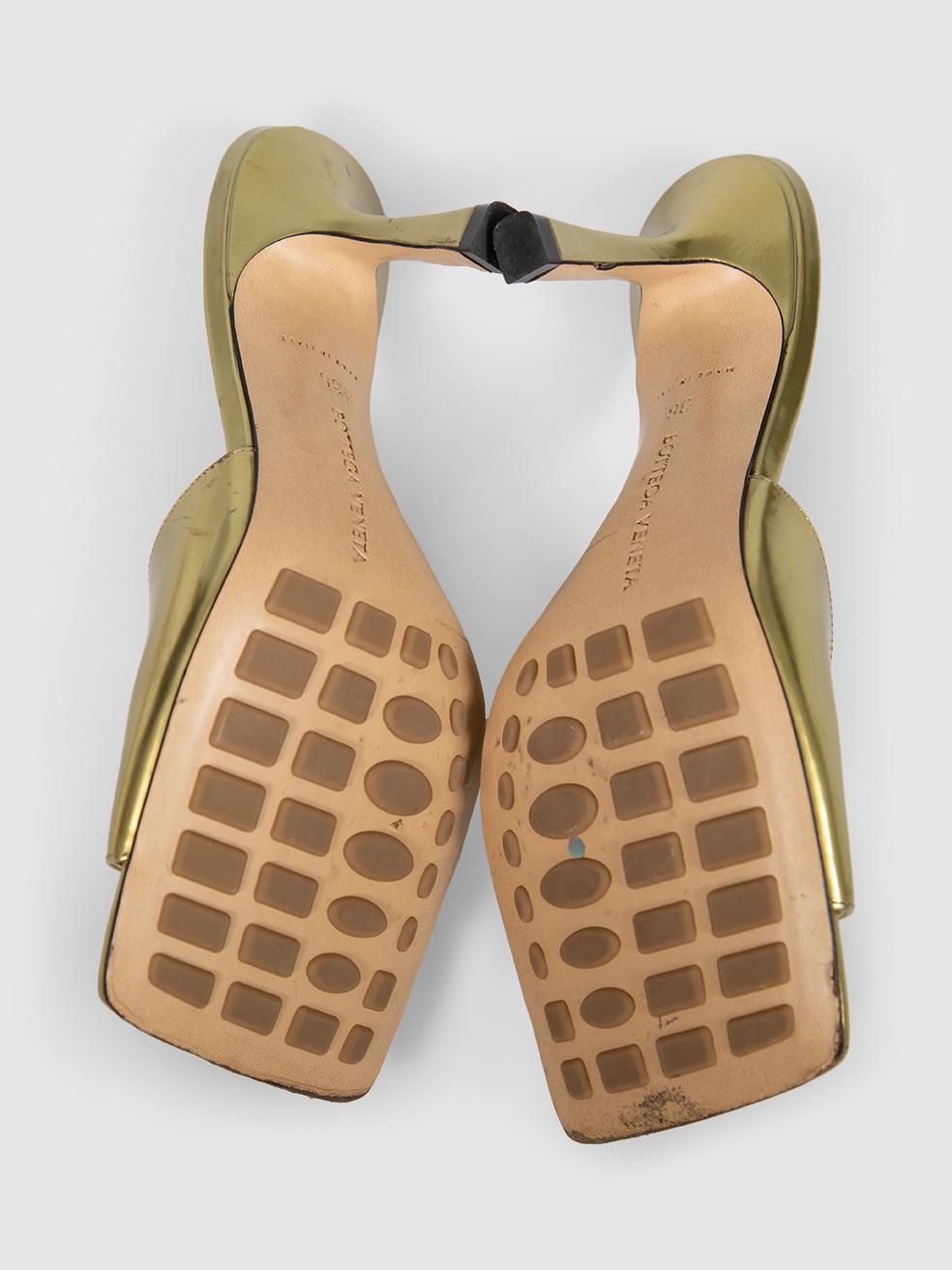 Donna Bottega Veneta - Mules in pelle dorata elasticizzata Taglia IT 36 in vendita