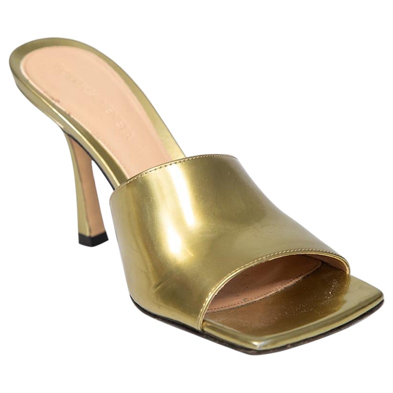 Bottega Veneta - Mules in pelle dorata elasticizzata Taglia IT 36 in vendita