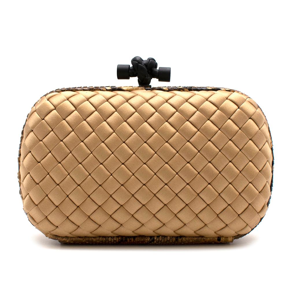 Bottega Veneta Gold Pochette Knoten Seide gewebt Clutch

-Gewebte Seidenkupplung
-Atemberaubende Wasserschlangenverzierung
-Ikonischer schwarzer Metallverschluss in Form eines Knotens
-Zeitloses, klassisches Design

MATERIALIEN: Seide

Hergestellt