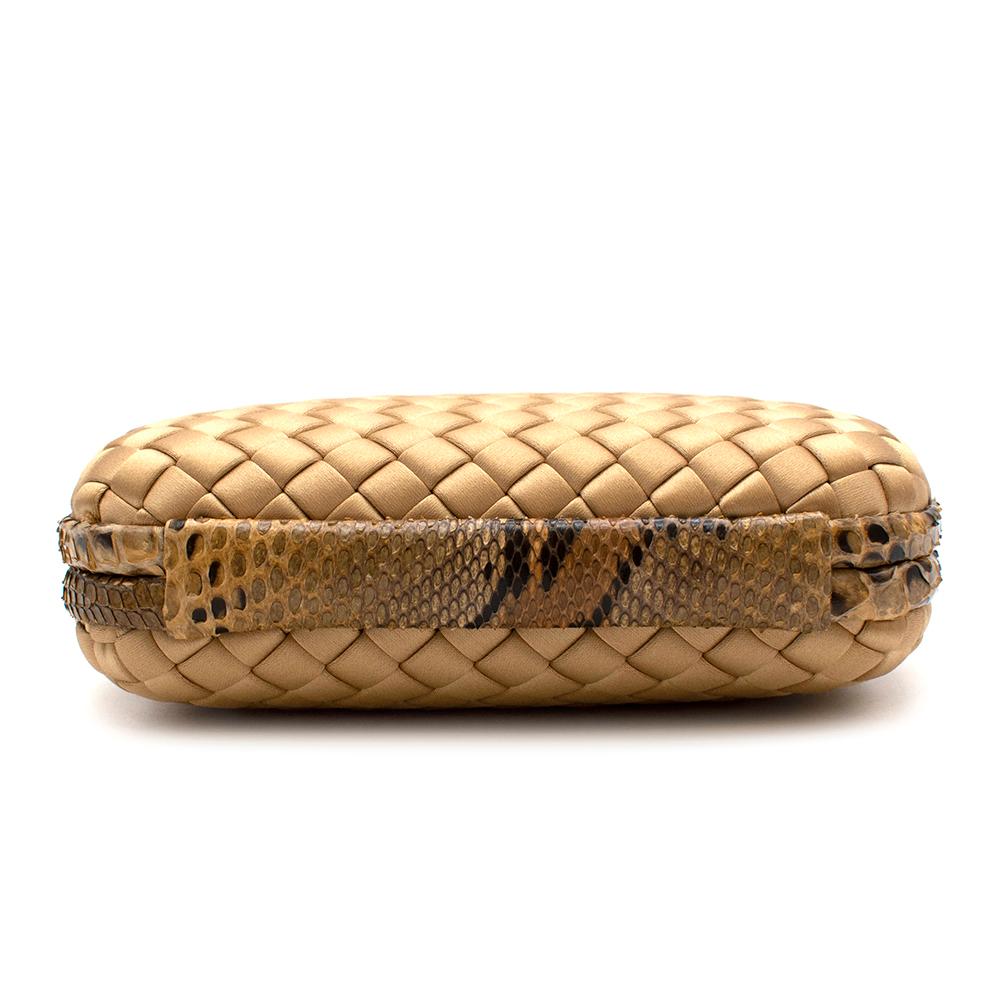 Pochette-Knoten-Clutch aus Seide von Bottega Veneta mit Gold im Zustand „Neu“ im Angebot in London, GB