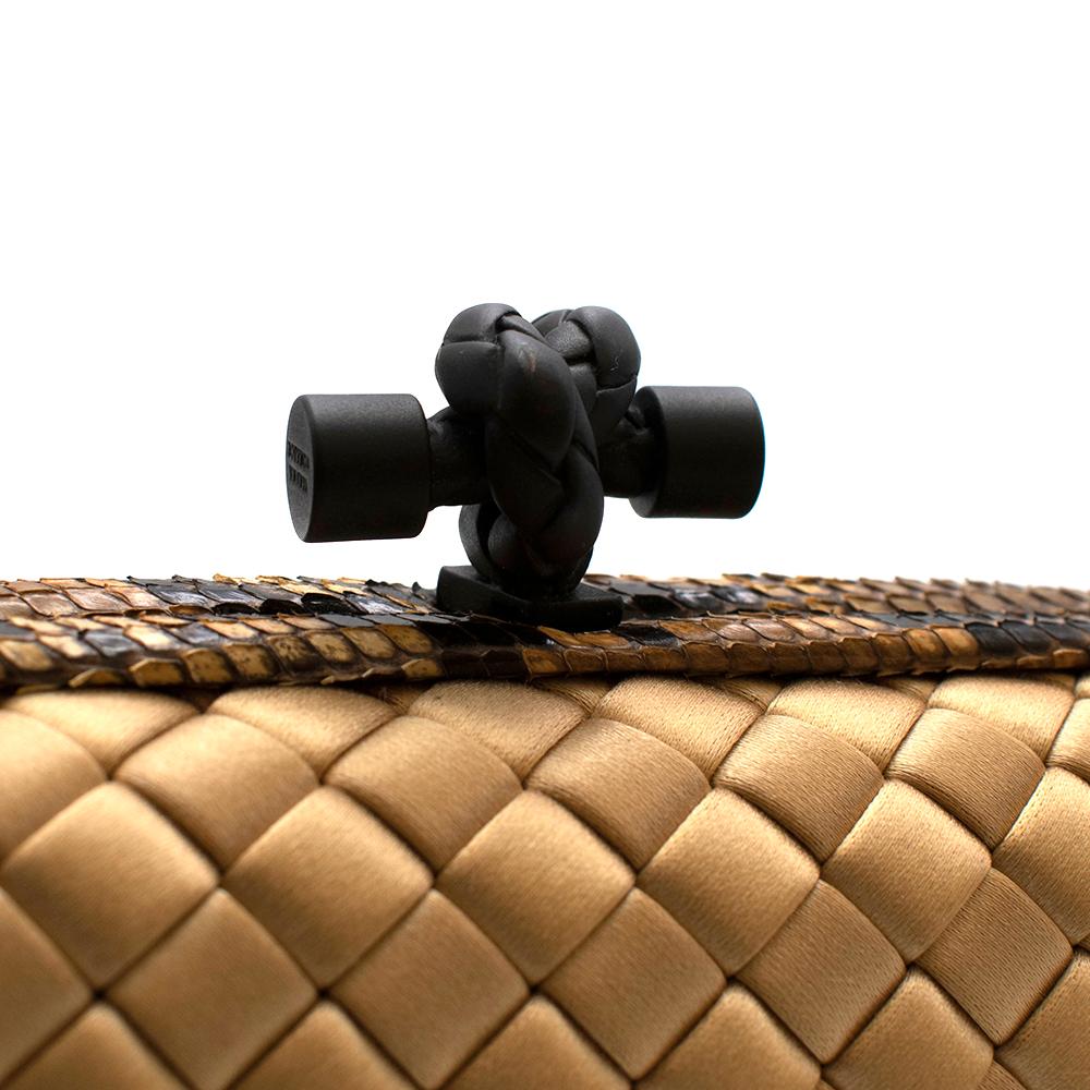 Pochette-Knoten-Clutch aus Seide von Bottega Veneta mit Gold im Angebot 1