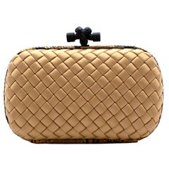 Pochette-Knoten-Clutch aus Seide von Bottega Veneta mit Gold
