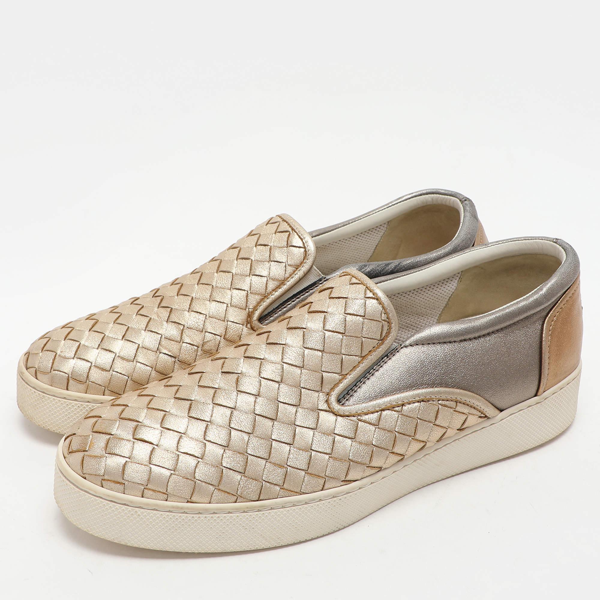 Diese Designer-Sneakers in klassischer Silhouette sind eine nahtlose Kombination aus Luxus, Komfort und Stil. Diese Sneaker sind mit charakteristischen Details und bequemen Innensohlen ausgestattet.