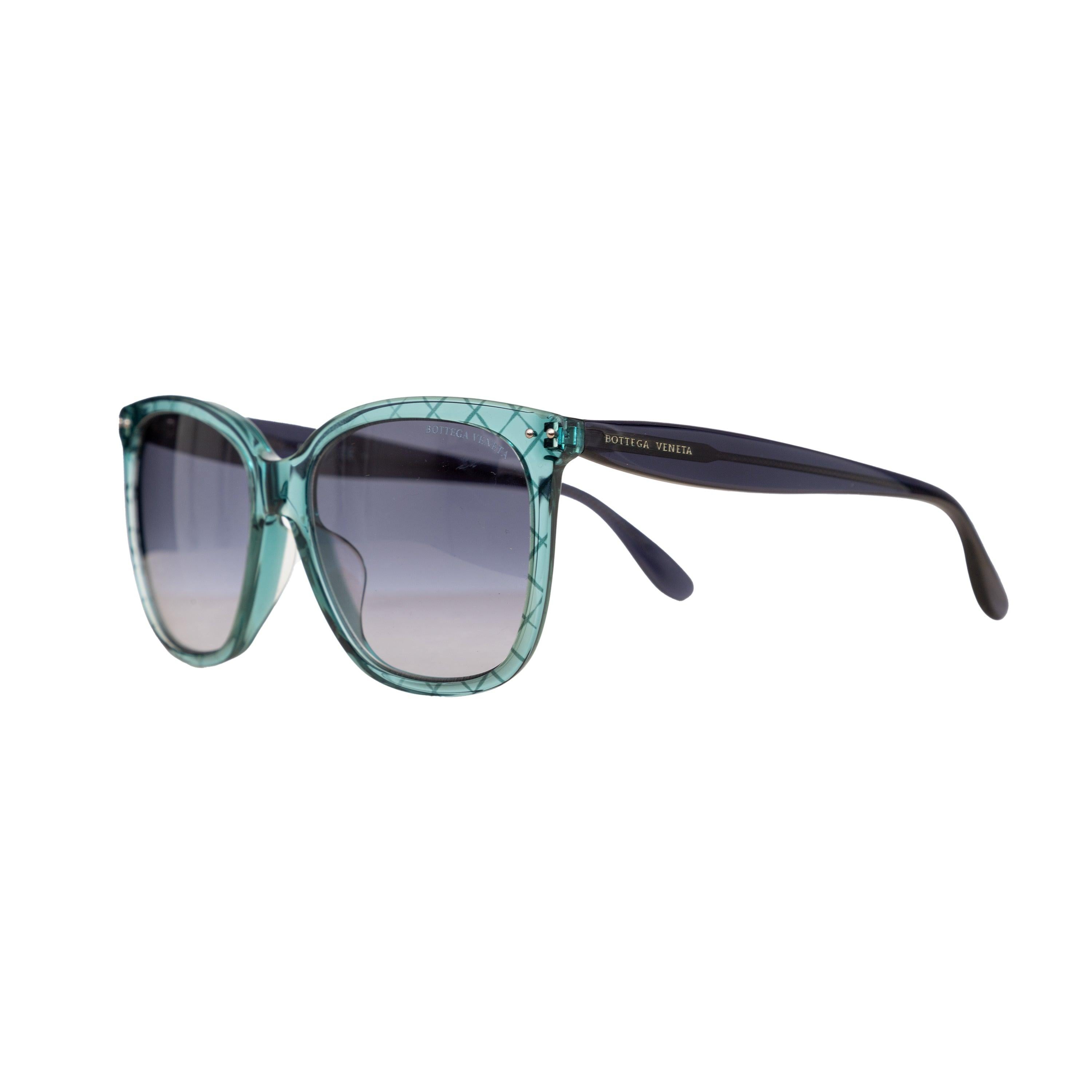 These gradient sunglasses by Bottega Veneta feature a romantic and feminine interpretation of the iconic Intrecciato layer on the acetate frame. The tinted lens with the green frame is accentuated with the engraved logo on the side of the