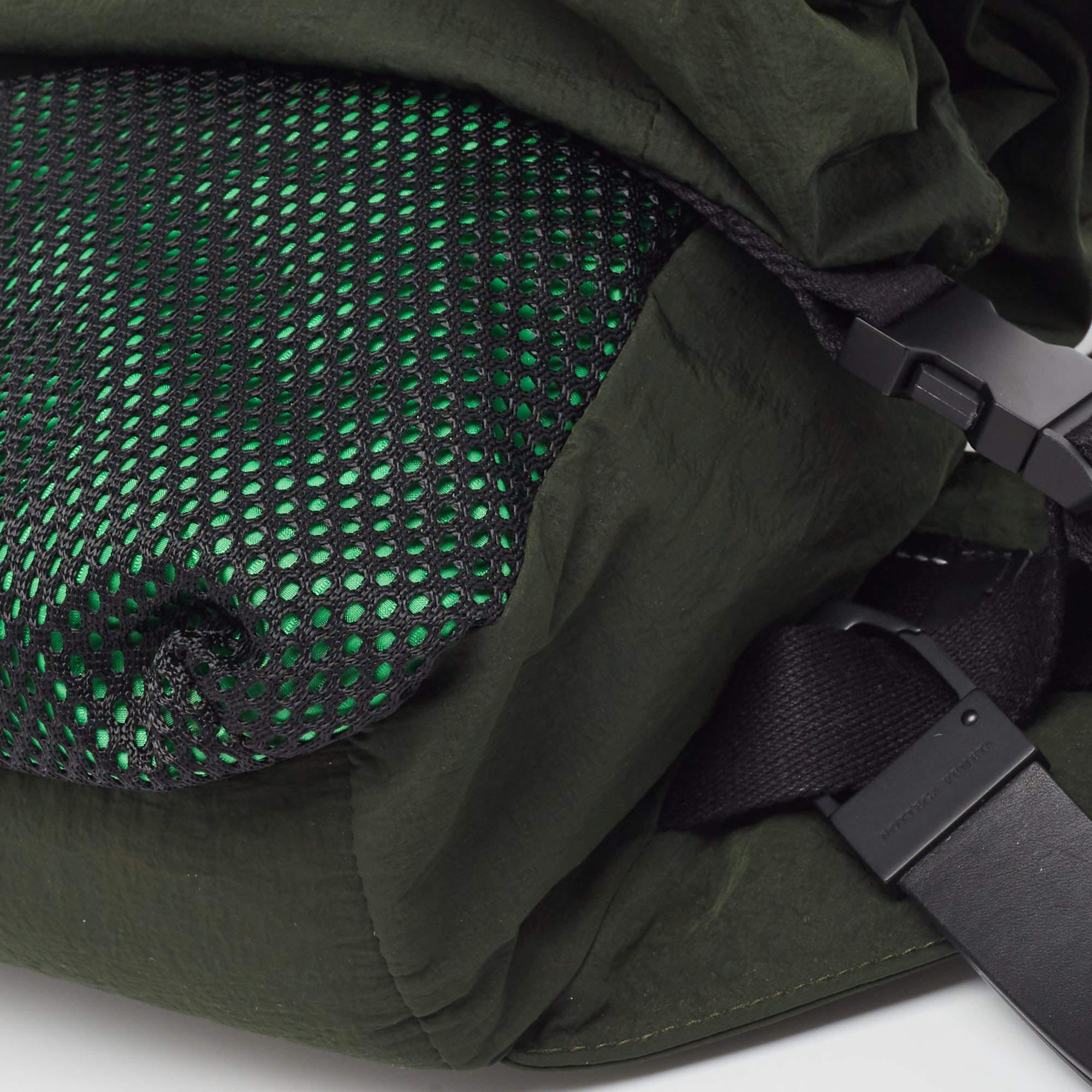 Bottega Veneta Green/Black Nylon and Mesh Foldable Belt Bag For Sale 9
