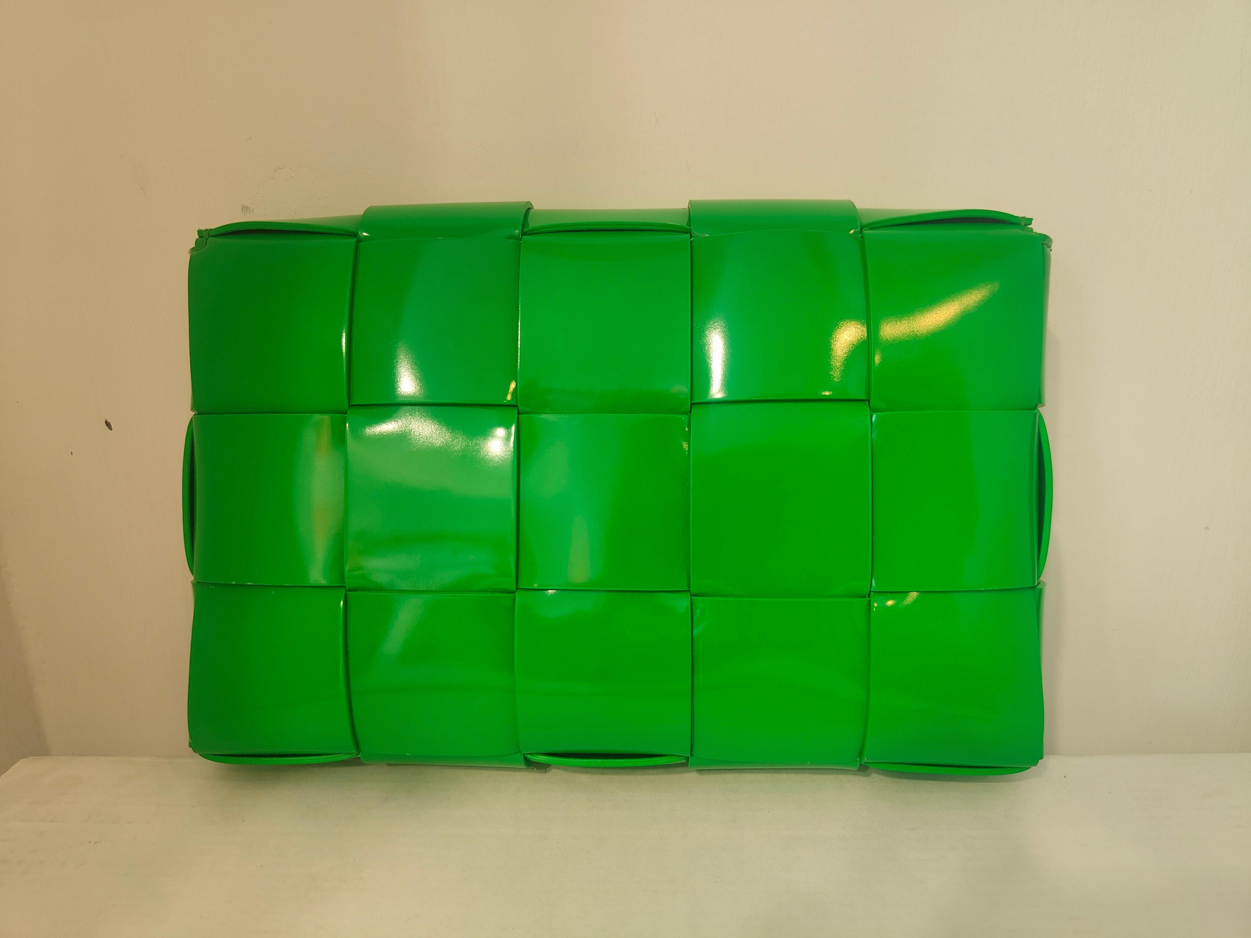 Bottega Veneta borsa a cassetta verde NWOT
DIMENSIONI: 9