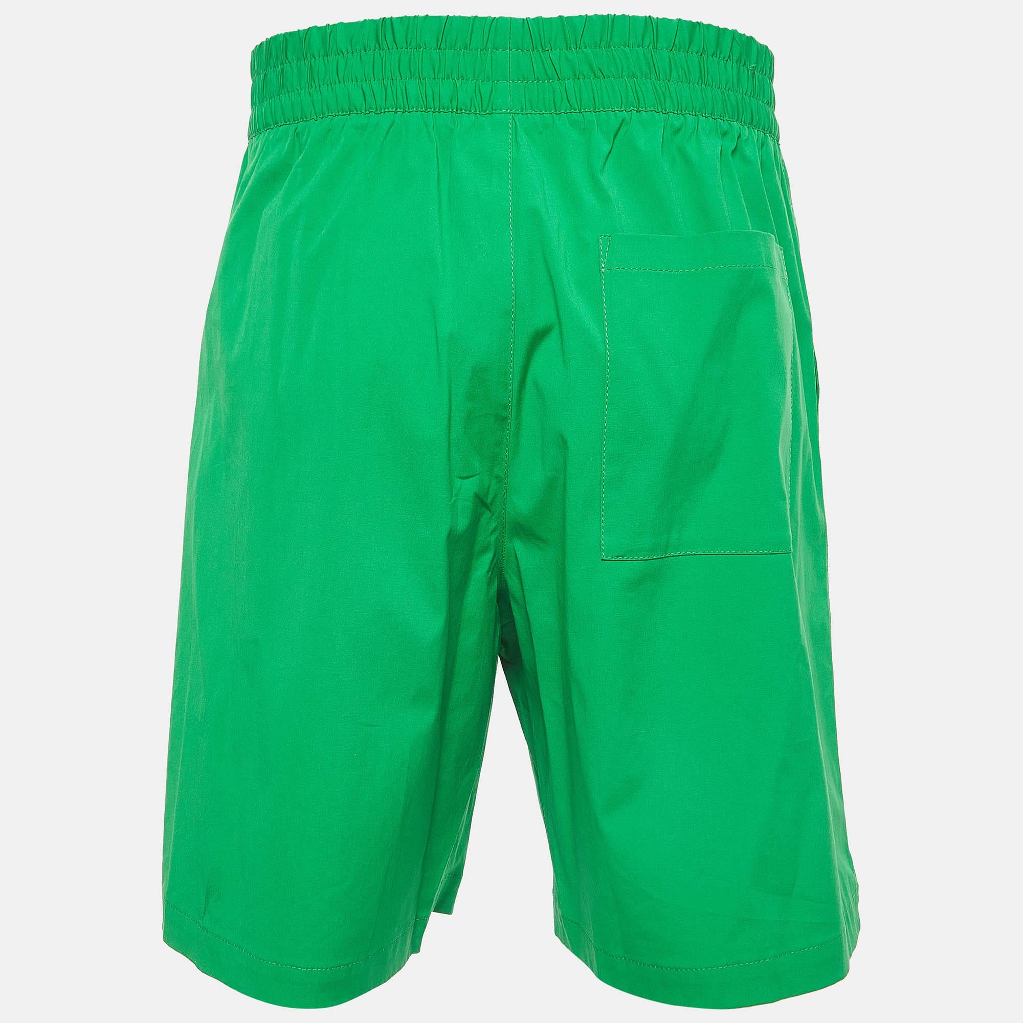 Beachy vacations call for a stylish pair of shorts like this. Stitched using high quality fabric this pair of shorts is styled with classic details and has a superb length. Wear it with T shirts.