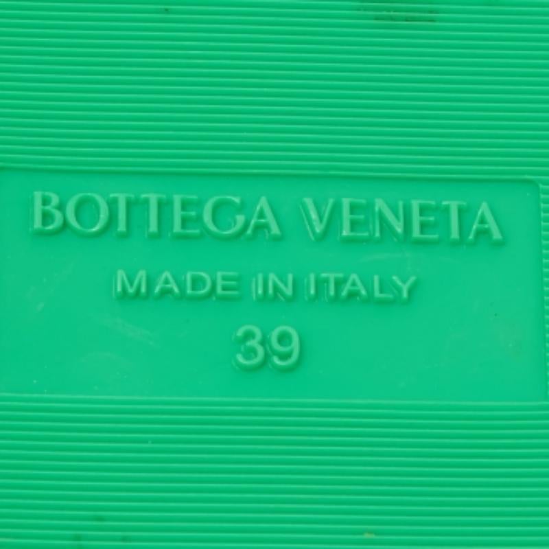 Ajoutez une touche de style à vos tenues décontractées avec ces diapositives Bottega Veneta. Réalisée dans un matériau de qualité avec une jolie teinte, cette paire est un must !