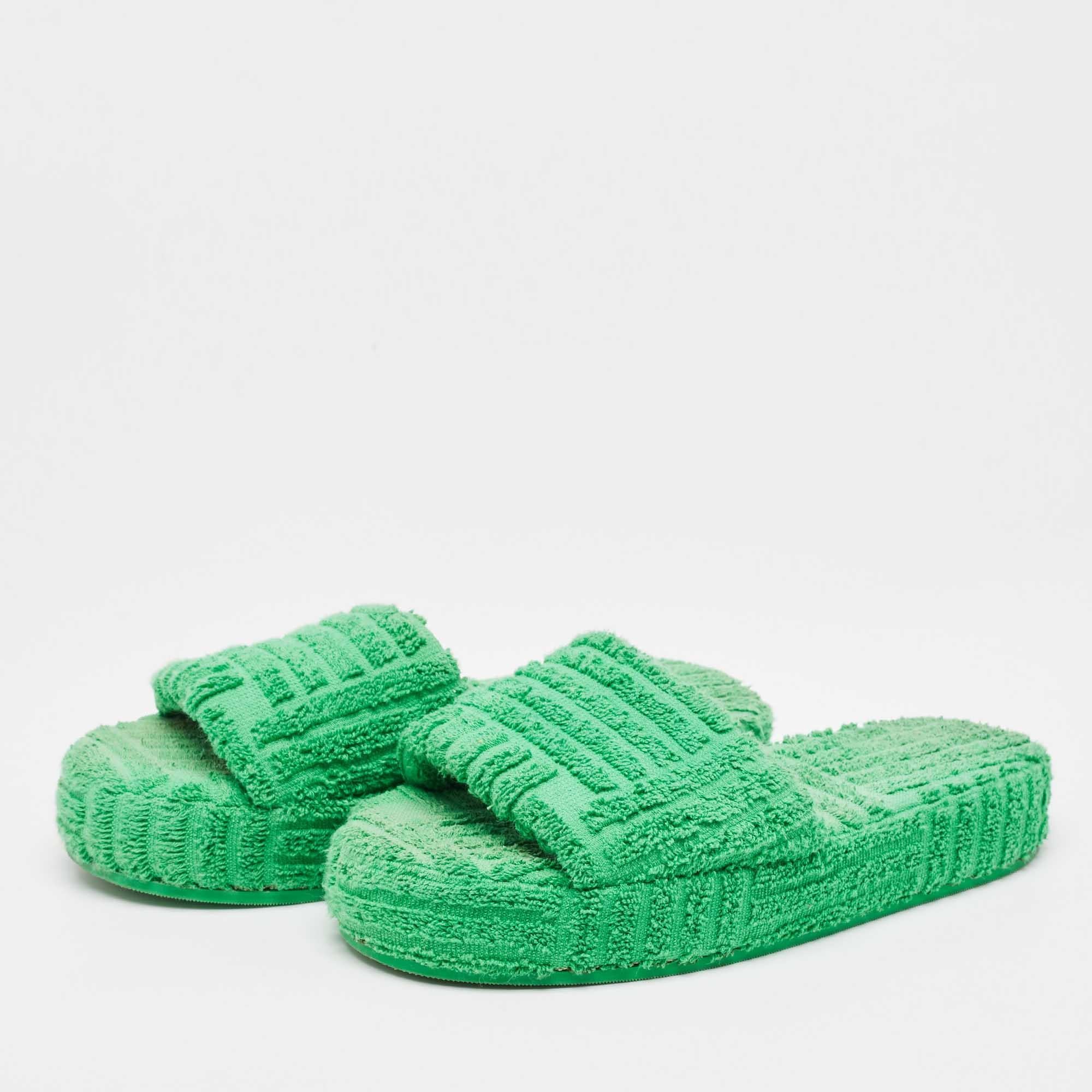 Mantieni il tuo comfort al massimo con queste bellissime diapositive di Bottega Veneta. Sono realizzate in tessuto di cotone verde e poggiano su suole di gomma.