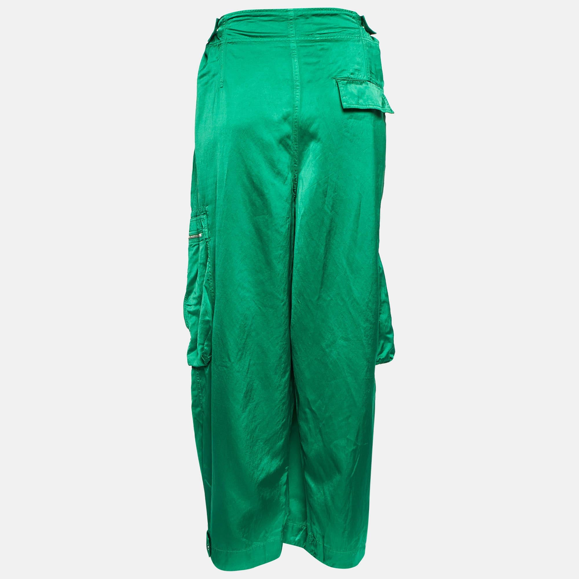 Vert Pantalon de cargaison en satin fluide vert Bottega Veneta L en vente