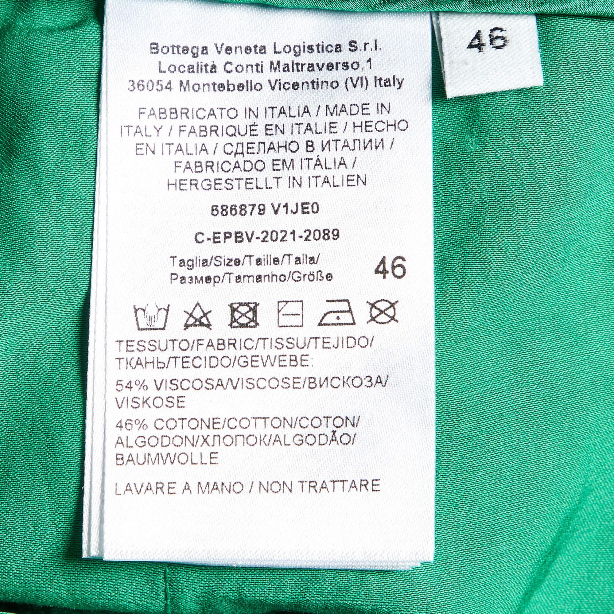 Pantalon de cargaison en satin fluide vert Bottega Veneta L en vente 3