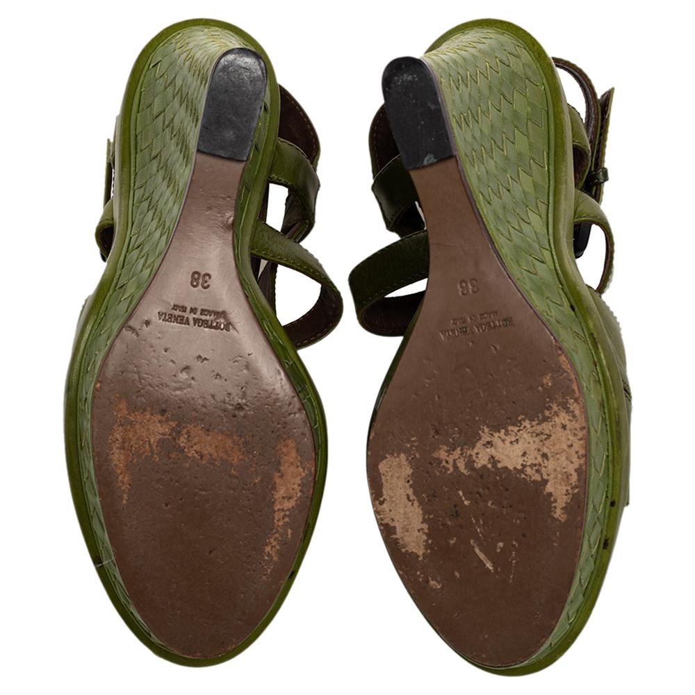 Bottega Veneta Green Intrecciato And Leather Wedge Sandals Size 38 In Good Condition In Dubai, Al Qouz 2