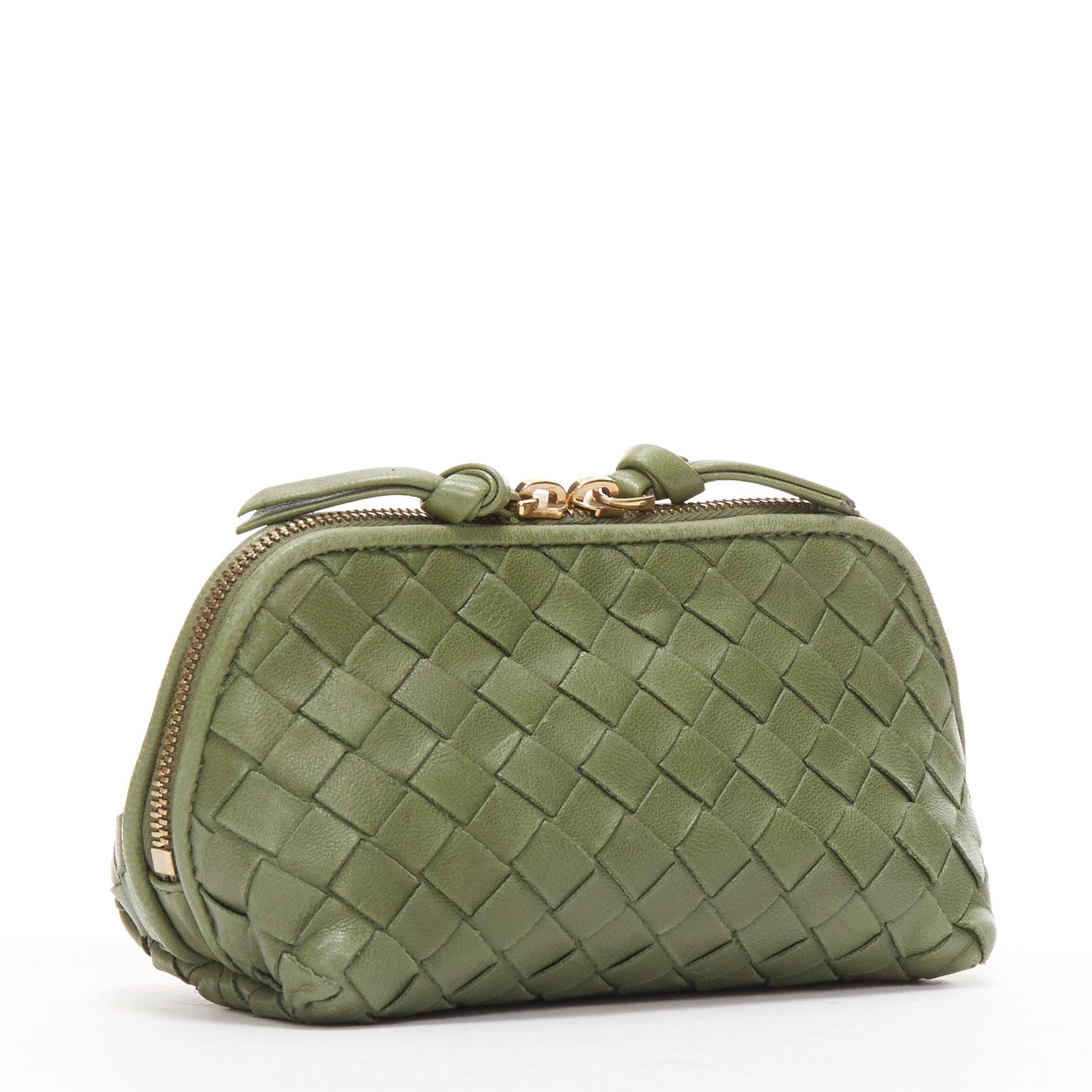 BOTTEGA VENETA green intrecciato knot gold zip small zip pouch bag
Reference: AAWC/A00982
Brand: Bottega Veneta
Material: Leather
Color: Green
Pattern: Solid
Closure: Zip
Lining: Brown Fabric
Extra Details: Gold two end zips.
Made in: