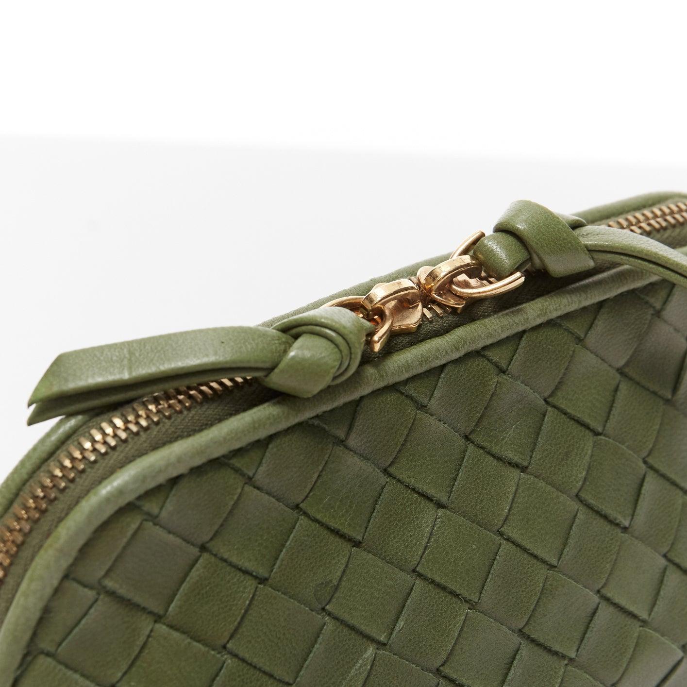 BOTTEGA VENETA green intrecciato knot gold zip small zip pouch bag For Sale 2