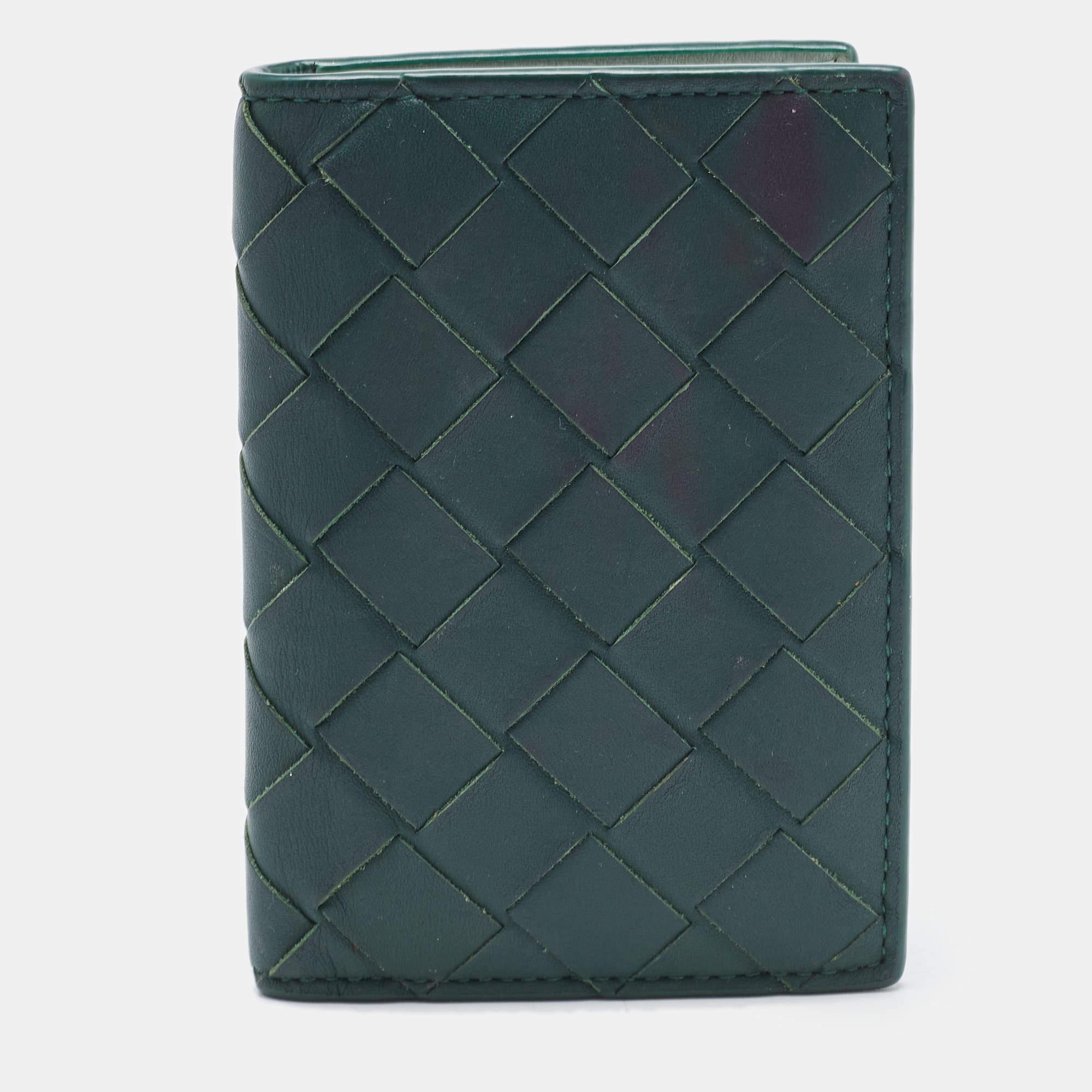 Crafted from fine-quality leather, this cardholder will be your go-to accessory. Equipped with multiple slots, this creation from Bottega Veneta is stylish and convenient. The Intrecciato pattern coupled with the green shade adds to the look of the
