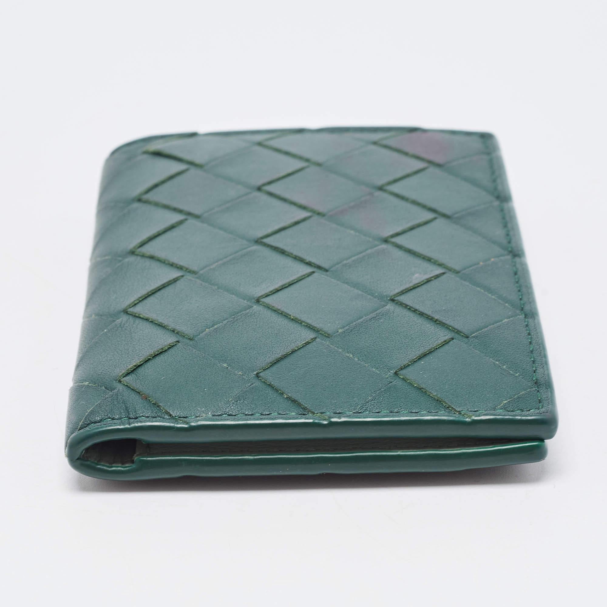 Bottega Veneta Green Intrecciato Leather Card Holder In Good Condition For Sale In Dubai, Al Qouz 2