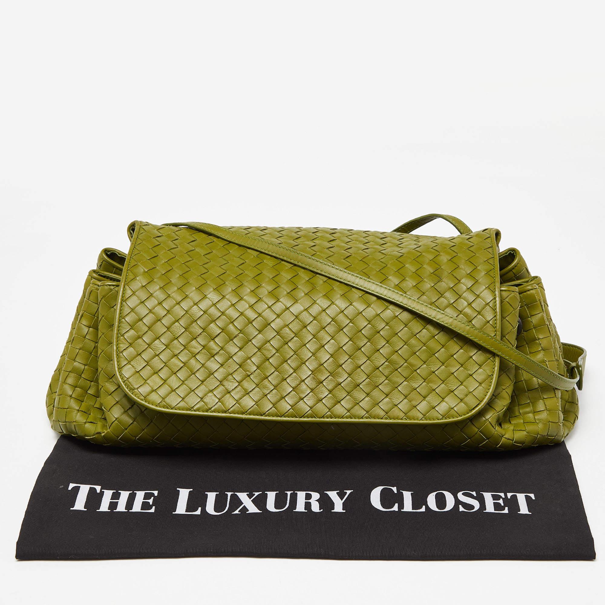 Bottega Veneta Green Intrecciato Leather Drawstring Flap Bag For Sale 7
