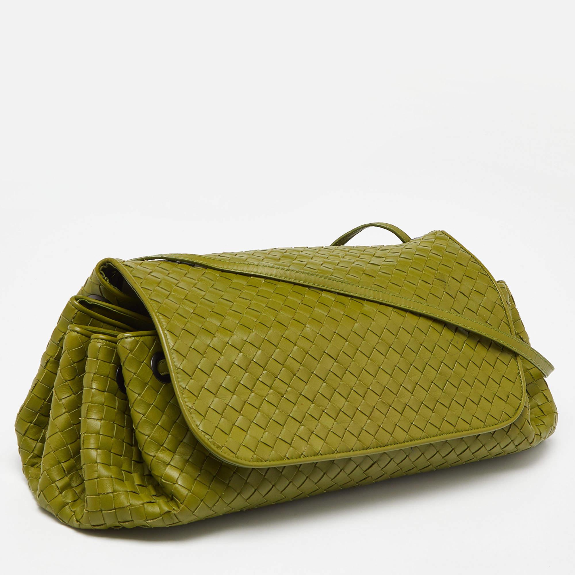 Bottega Veneta Green Intrecciato Leather Drawstring Flap Bag In Good Condition For Sale In Dubai, Al Qouz 2