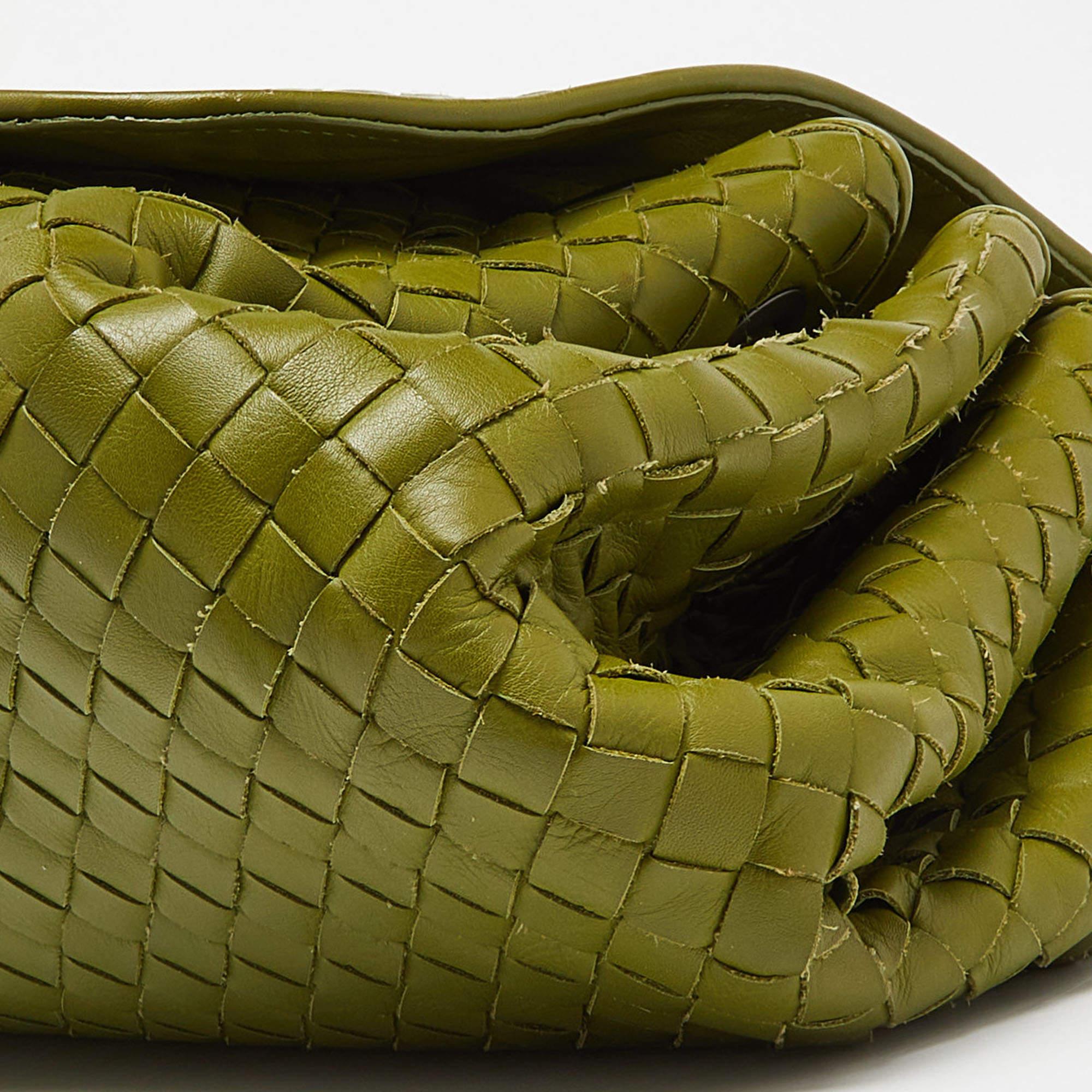 Bottega Veneta Green Intrecciato Leather Drawstring Flap Bag For Sale 1