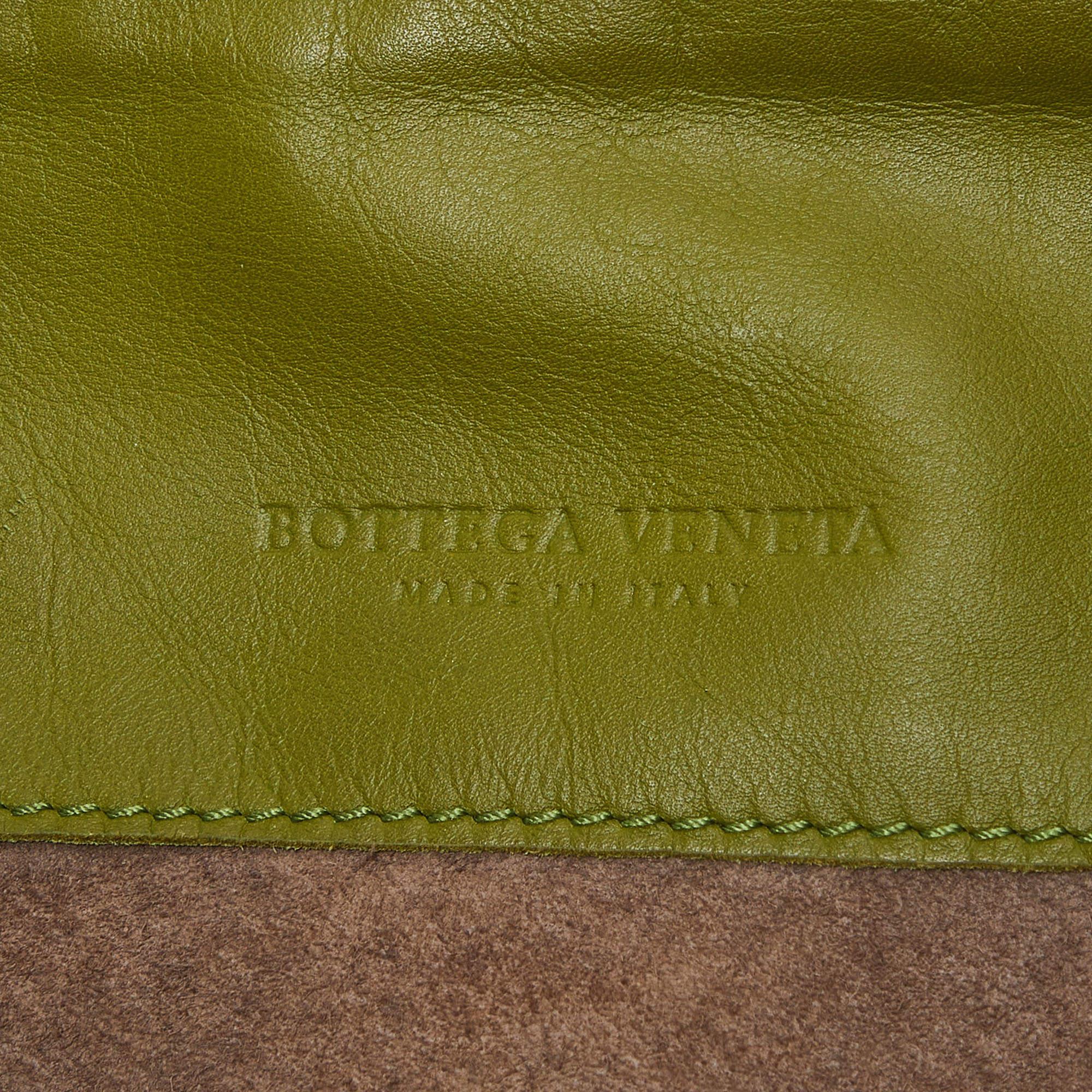 Bottega Veneta Grüne Intrecciato Ledertasche mit Kordelzug und Klappe im Angebot 3
