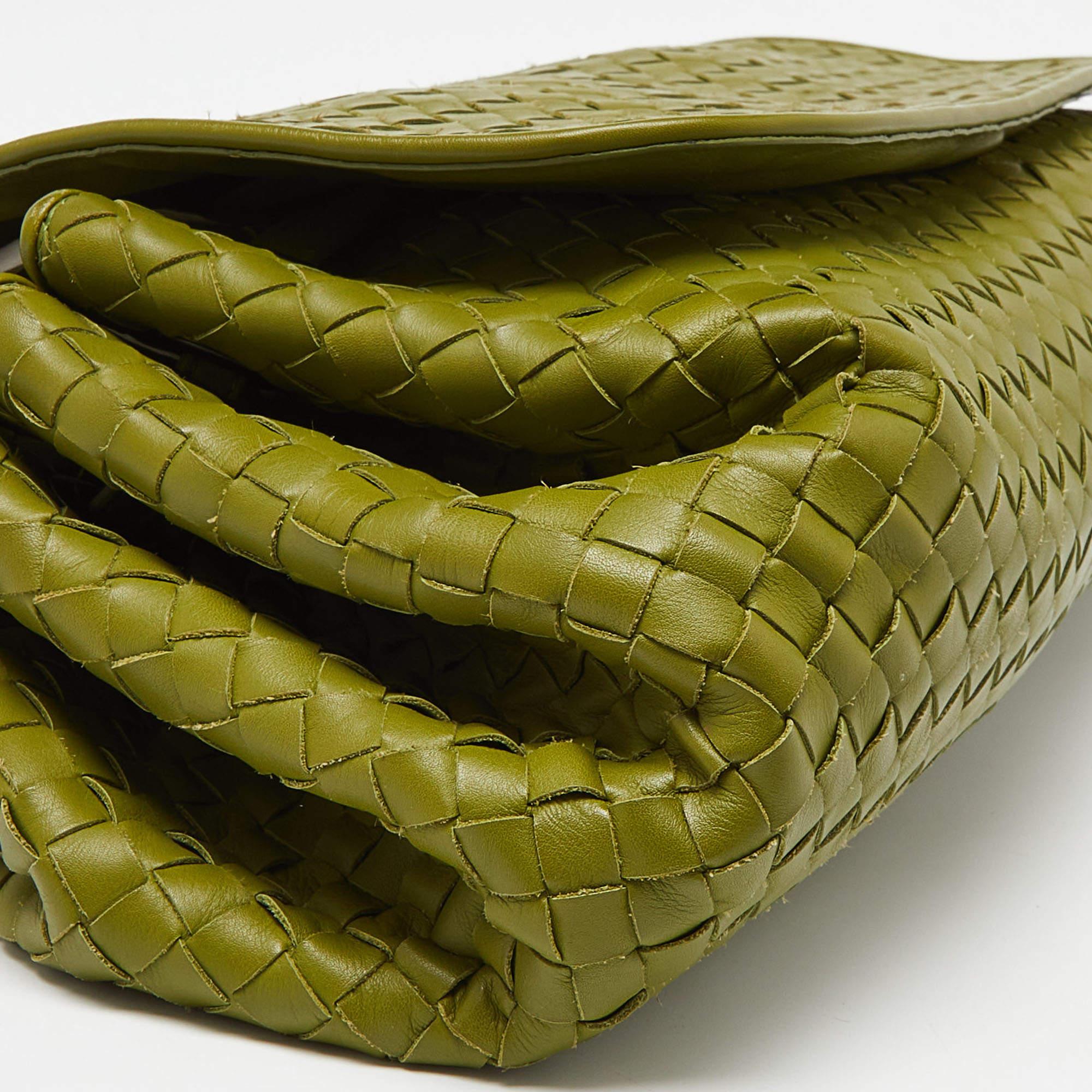 Bottega Veneta Green Intrecciato Leather Drawstring Flap Bag For Sale 5