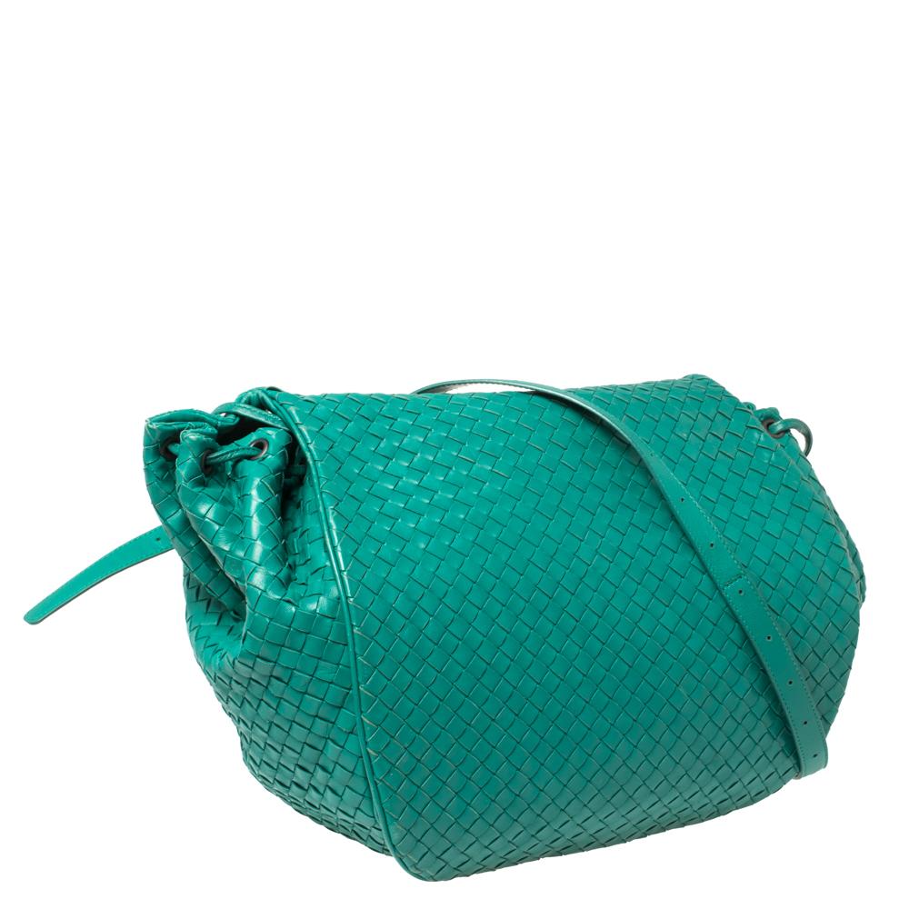 Bottega Veneta Green Intrecciato Leather Drawstring Flap Shoulder Bag In Good Condition In Dubai, Al Qouz 2