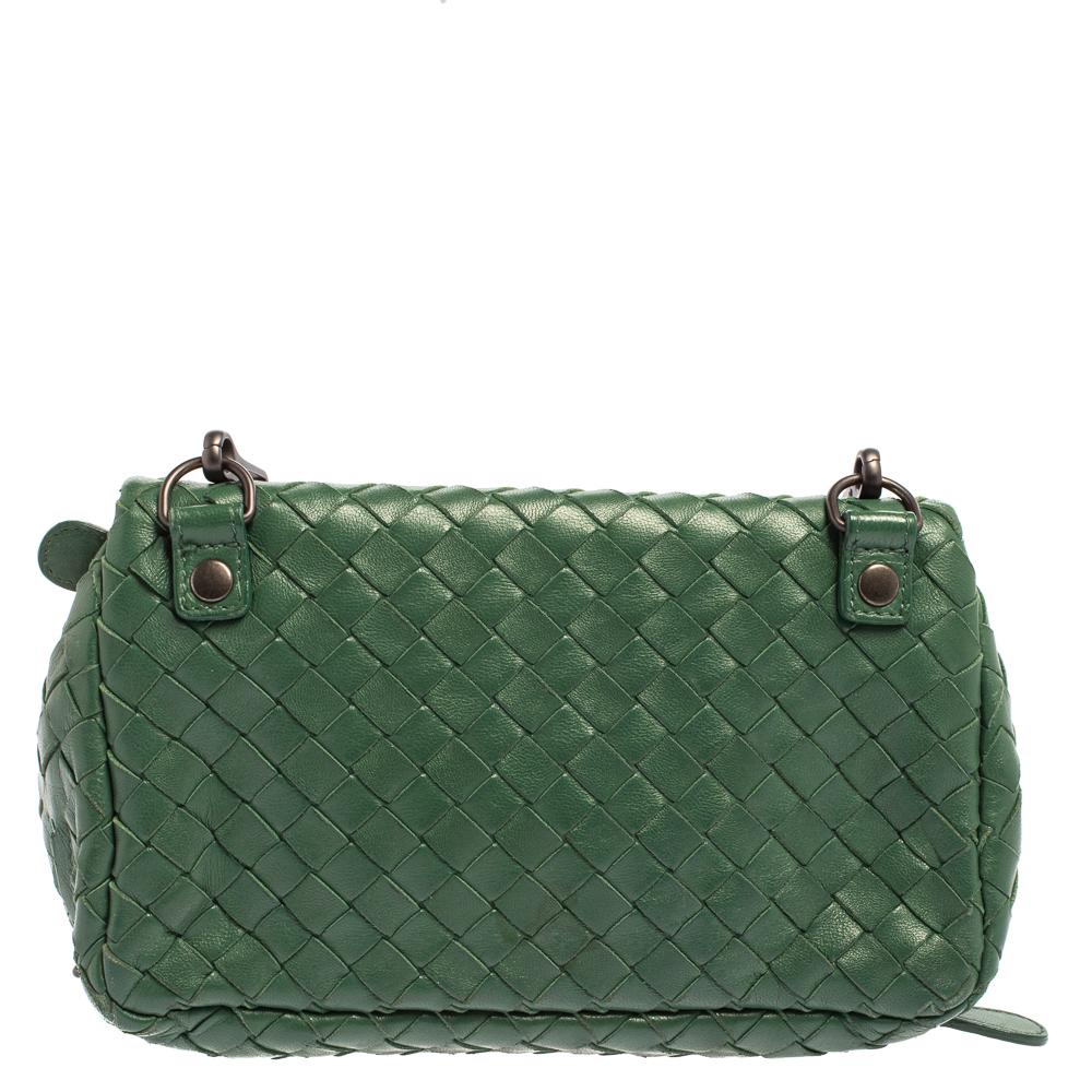 This crossbody bag from Bottega Veneta is what your wardrobe has been missing all this while! This lovely green bag is crafted from leather in the signature Intrecciato pattern and features a shoulder chain. The front flap opens to a suede-lined