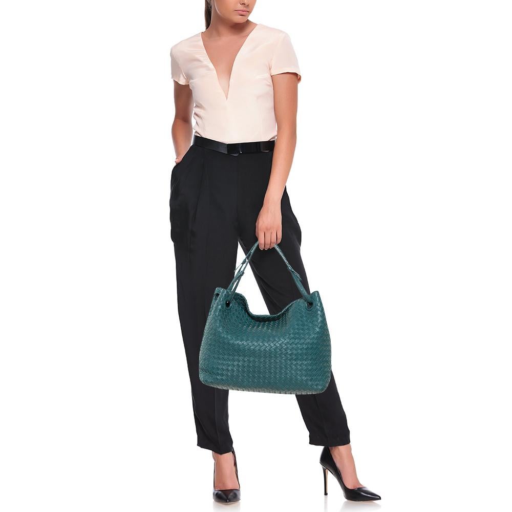 Know to create stylish, sophisticated, and timeless designs, Bottega Veneta is a brand worth investing in. The bags that come from this Italian brand's atelier are exquisite. This Garda tote bag is no different. Crafted in Italy, it has been made