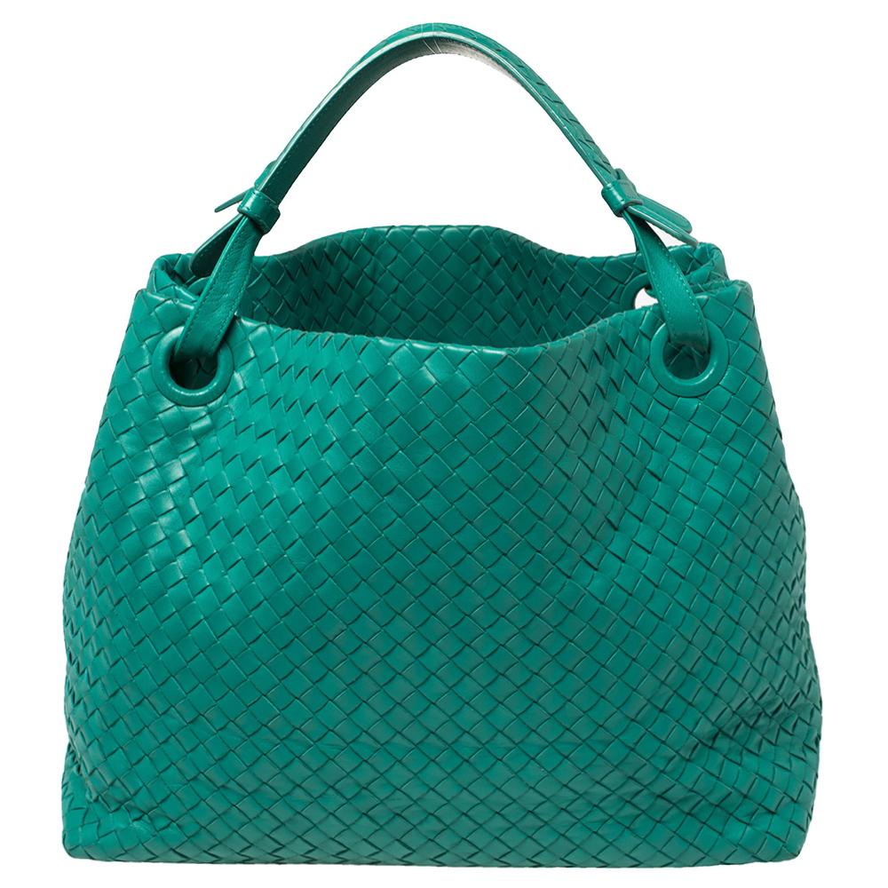 Know to create stylish, sophisticated, and timeless designs, Bottega Veneta is a brand worth investing in. The bags that come from this Italian brand's atelier are exquisite. This Garda tote bag is no different. Crafted in Italy, it has been made