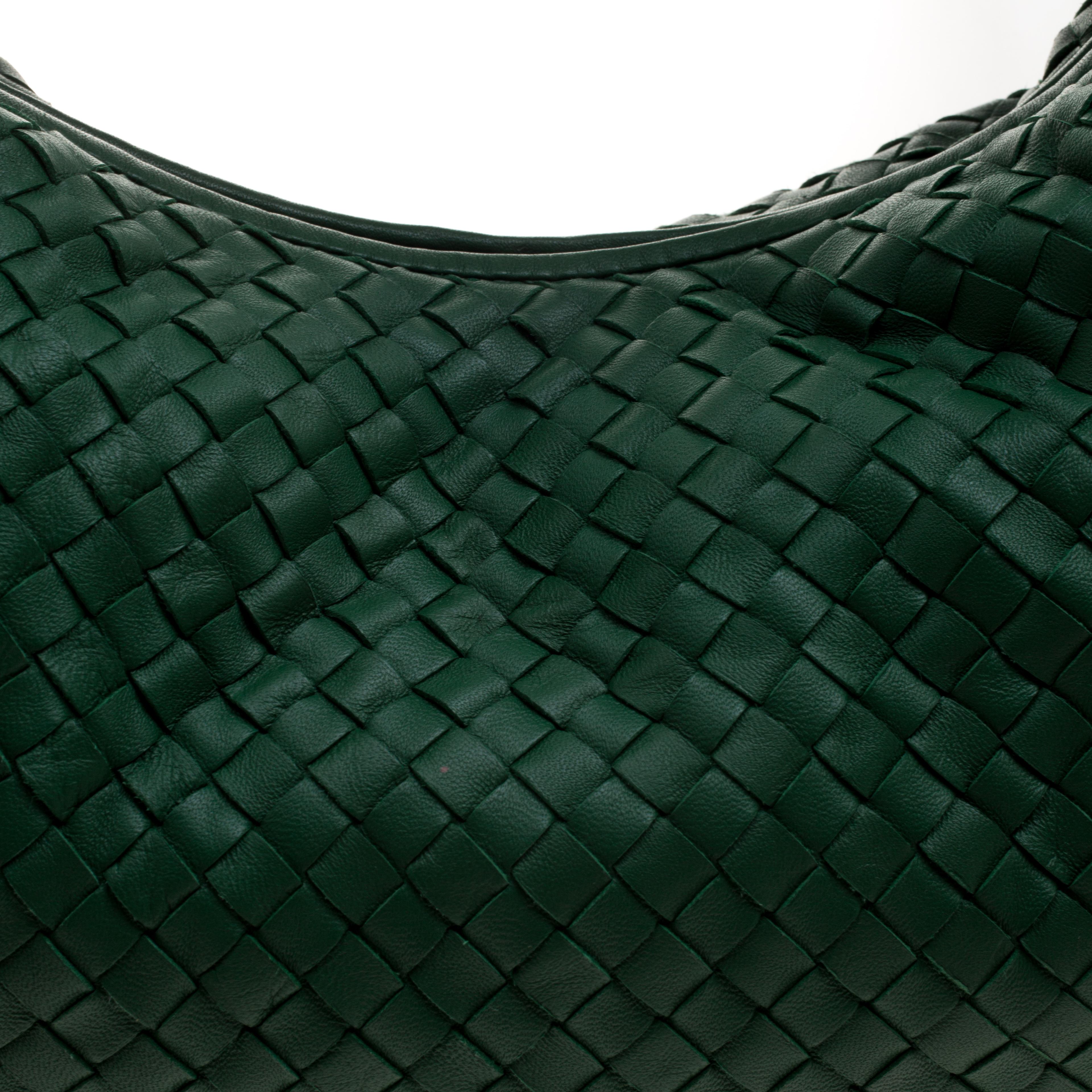 Bottega Veneta Green Intrecciato Leather Hobo In New Condition In Dubai, Al Qouz 2