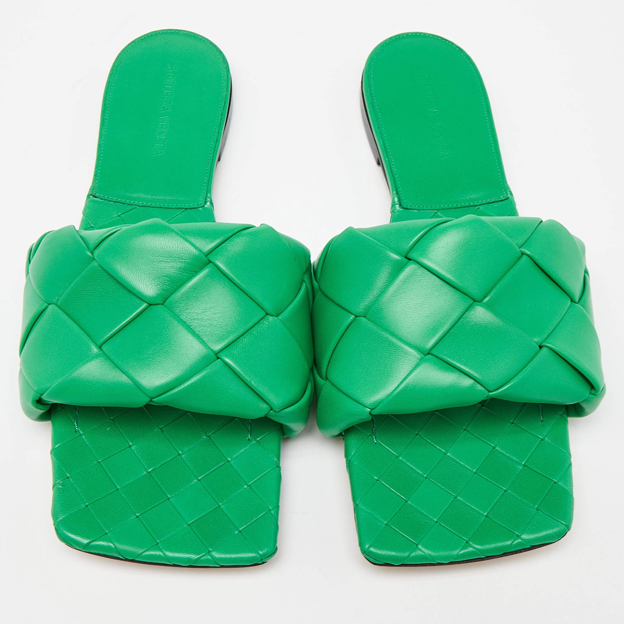 Bottega Veneta Green Intrecciato Leather Lido Slide Flats Size 42 In Excellent Condition In Dubai, Al Qouz 2