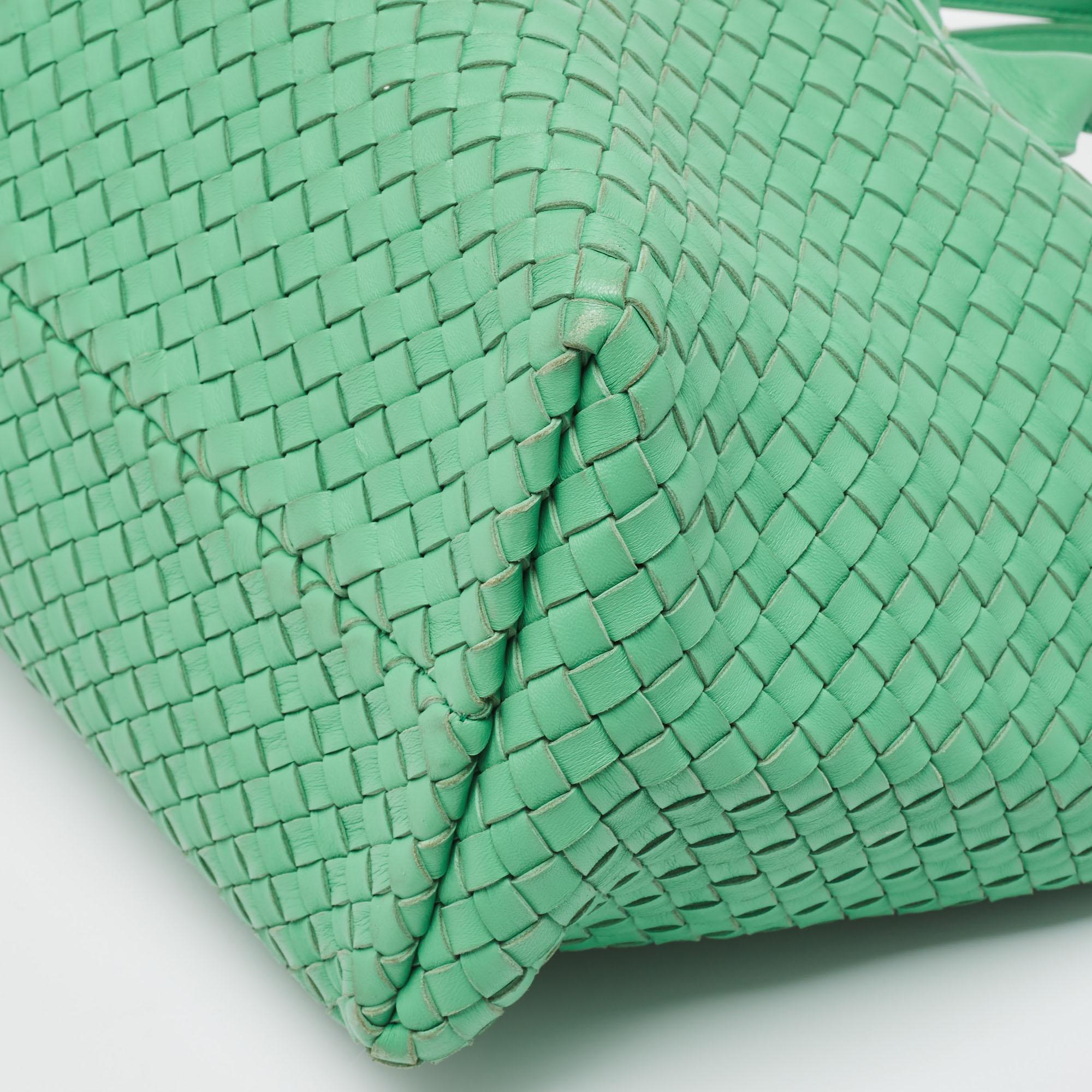 Women's Bottega Veneta Green Intrecciato Leather  Limited Edition 0147/1000 Cabat Tote For Sale