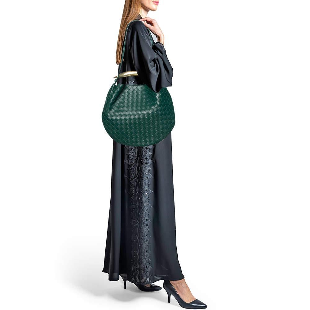 Crafted with meticulous attention to detail, the Bottega Veneta Sardine Hobo exudes understated luxury. Its supple green leather, intricately woven in the brand's signature style and the fish handle, lends a touch of timeless elegance. The spacious