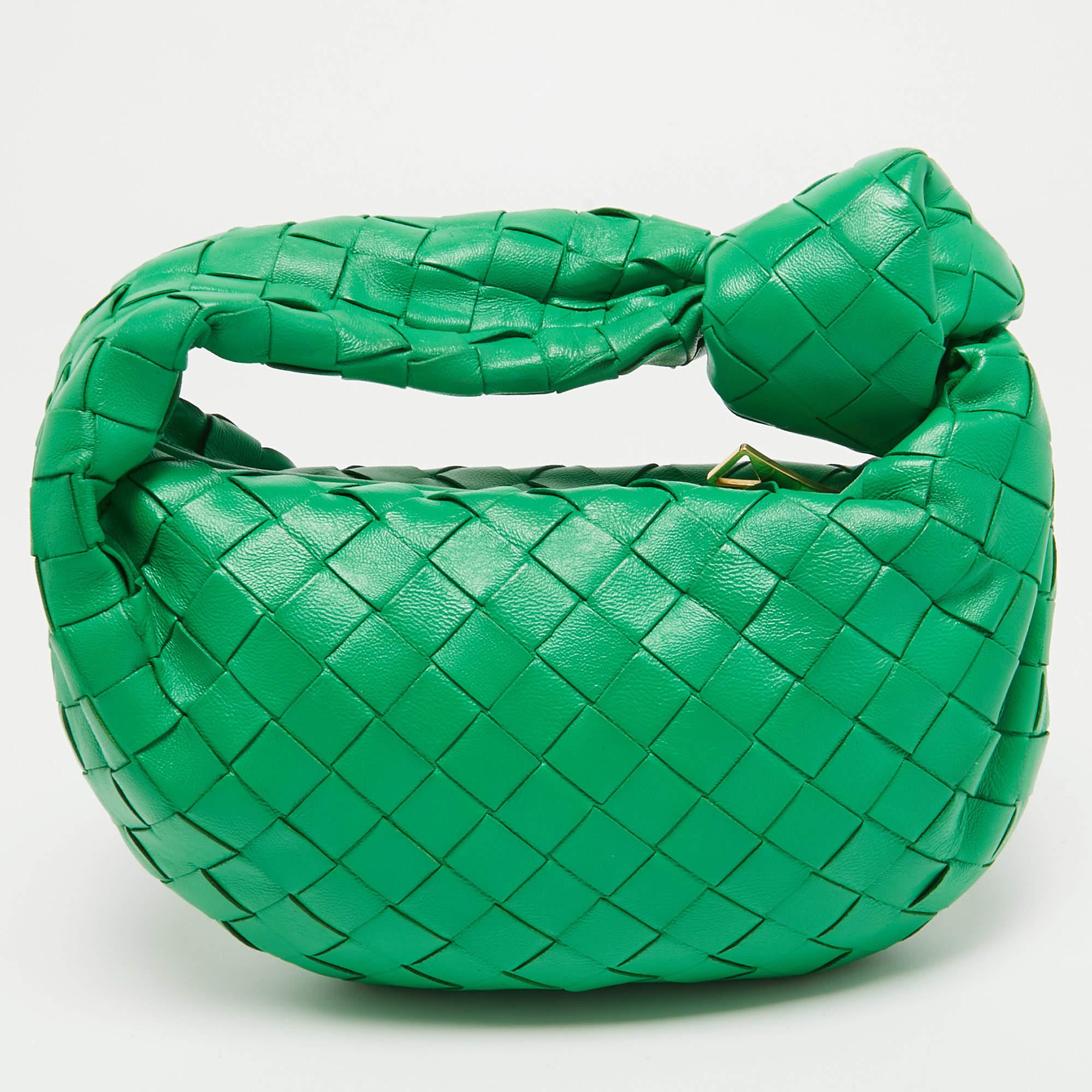 Diese Bottega Veneta BV Jodie Tasche ist aus Leder in der charakteristischen Intrecciato-Webtechnik gefertigt und besticht durch ihre nahtlose Silhouette. Diese Tasche, die Eleganz und subtilen Charme verkörpert, wird von einem geknoteten Henkel