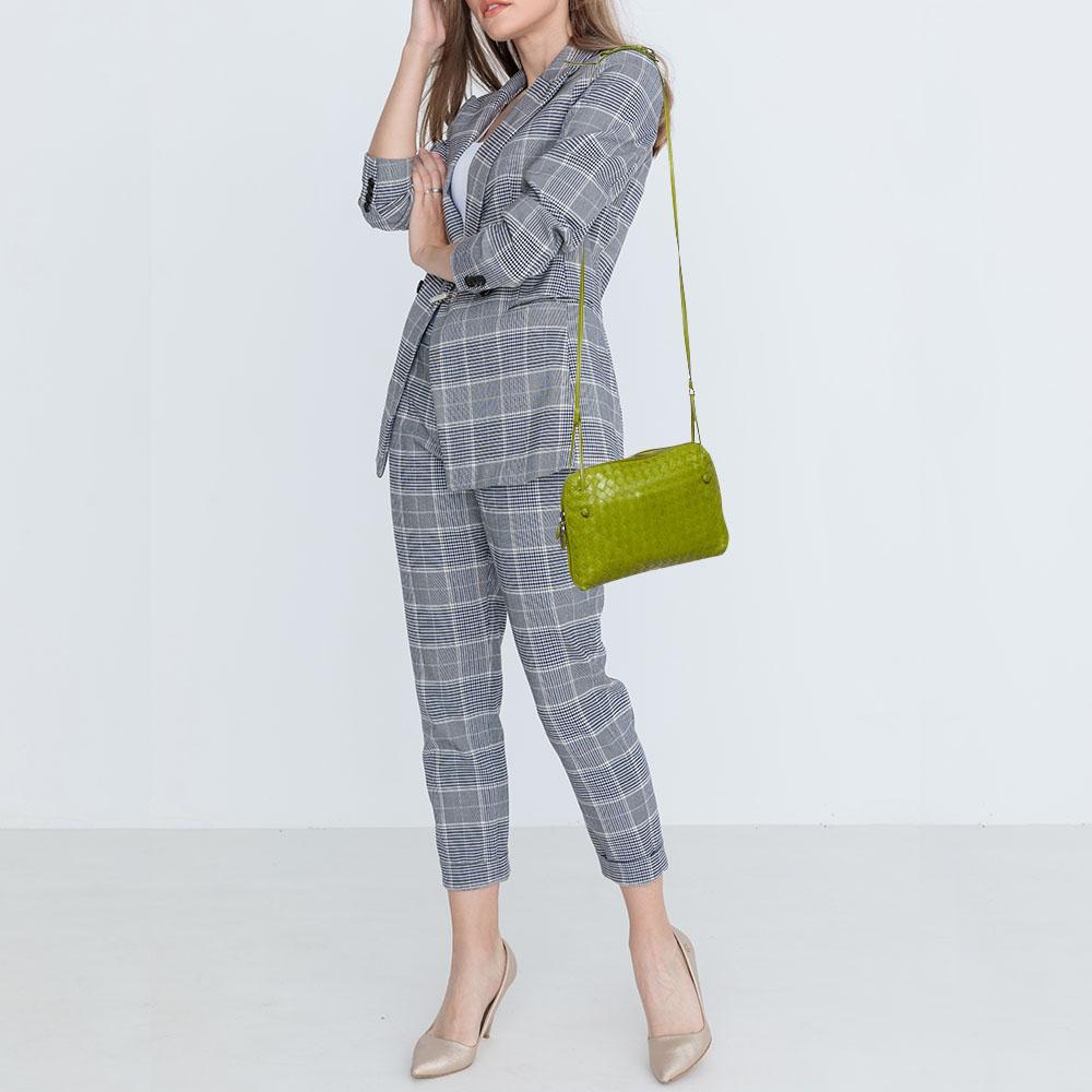 Express your personal style with this high-end crossbody bag. Crafted from quality materials, it has been added with fine details and is finished perfectly. It features a well-sized interior.