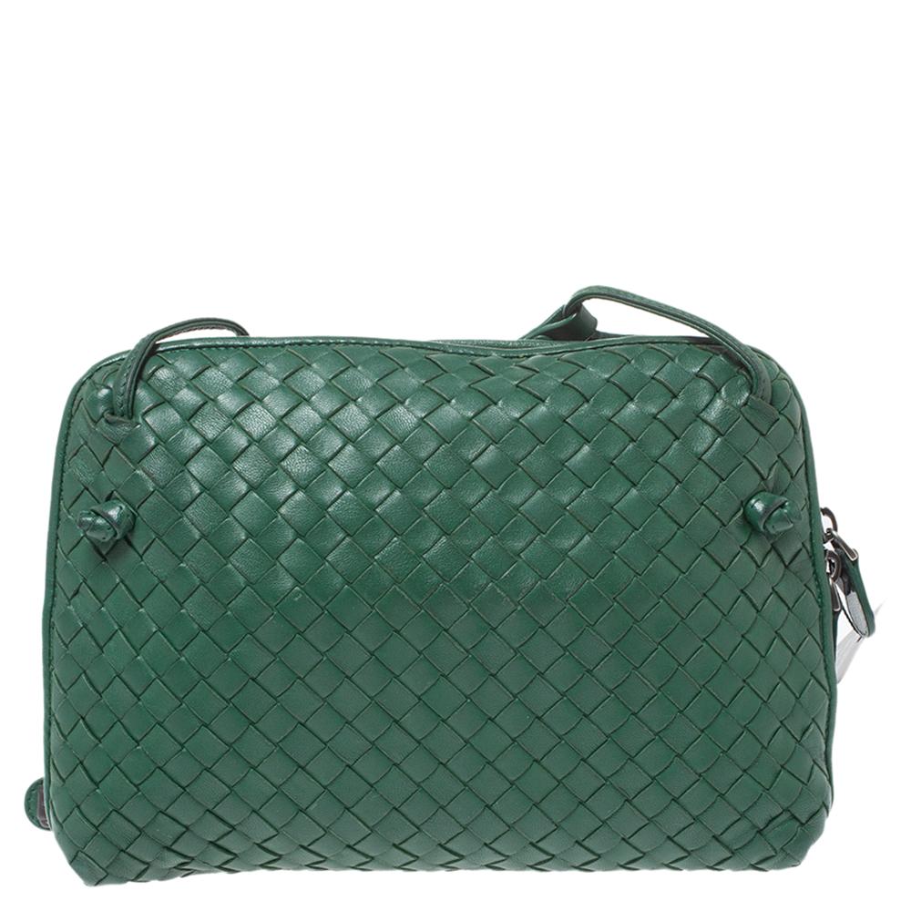 This Nodini bag from Bottega Veneta is crafted from green leather using their signature Intrecciato weaving technique flaunting a seamless silhouette. This shoulder bag, personifying elegance and subtle charm, is held by a long shoulder strap.