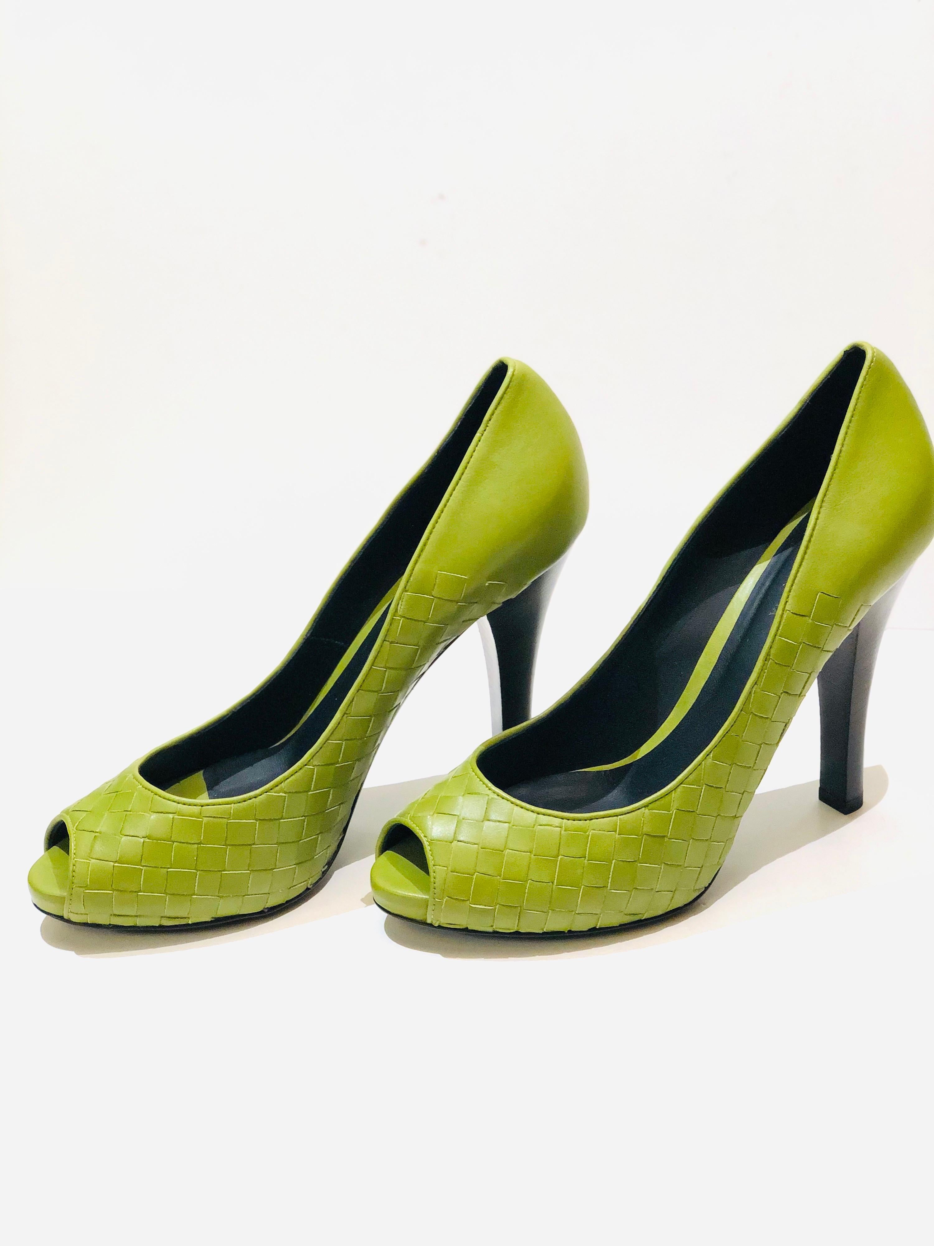 - Talons hauts en cuir intrecciato vert de Bottega Veneta. 

- Taille 39. 

- Hauteur des talons : 11 cm. 

