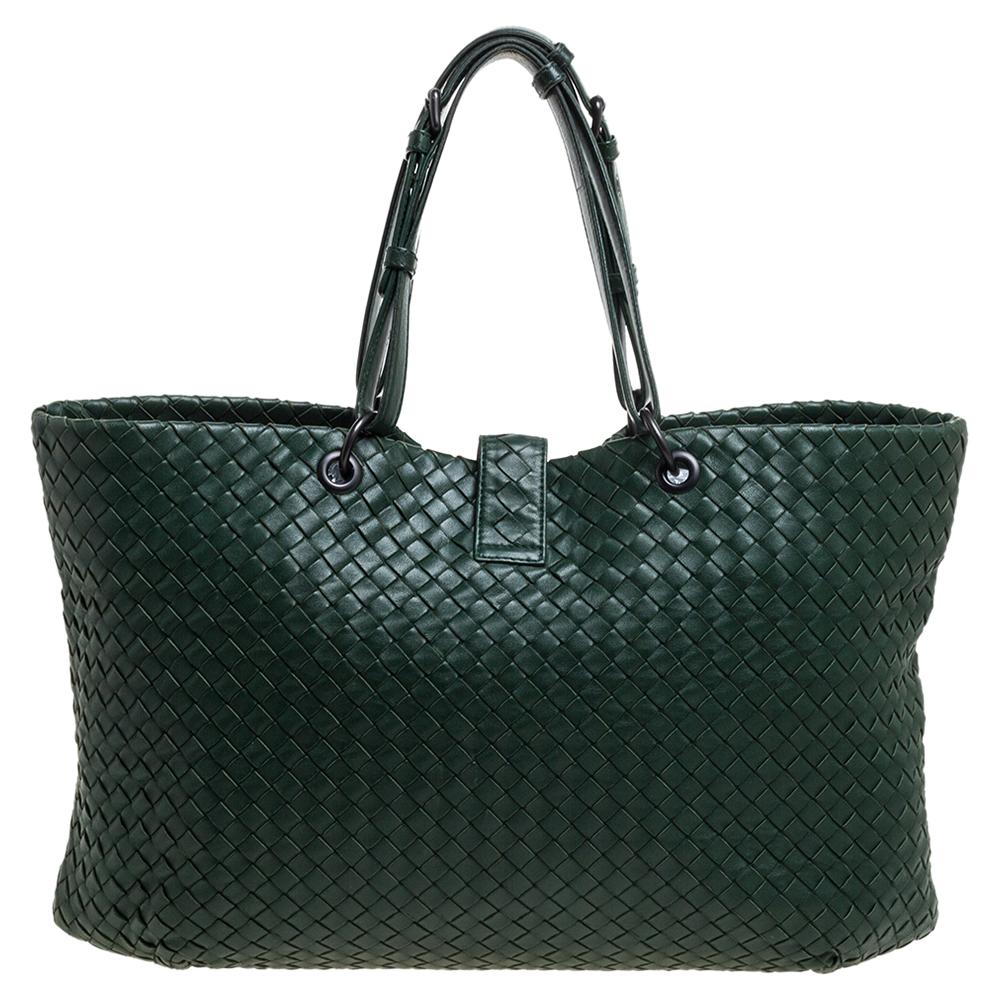 Let your style speak about your choices as you carry this Bottega Veneta Shopper tote. Crafted from the signature intrecciato woven leather, the exterior features a pretty green hue all over. It is accented with top handles and black-tone hardware.