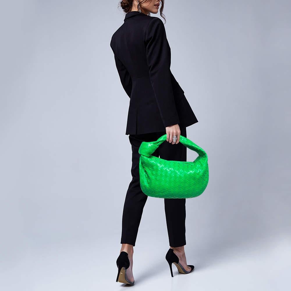 Le borse eleganti non mancano mai di fare un'impressione alla moda. Fai tua questa hobo di design abbinandola a un abbigliamento da lavoro sofisticato e a un look casual chic.