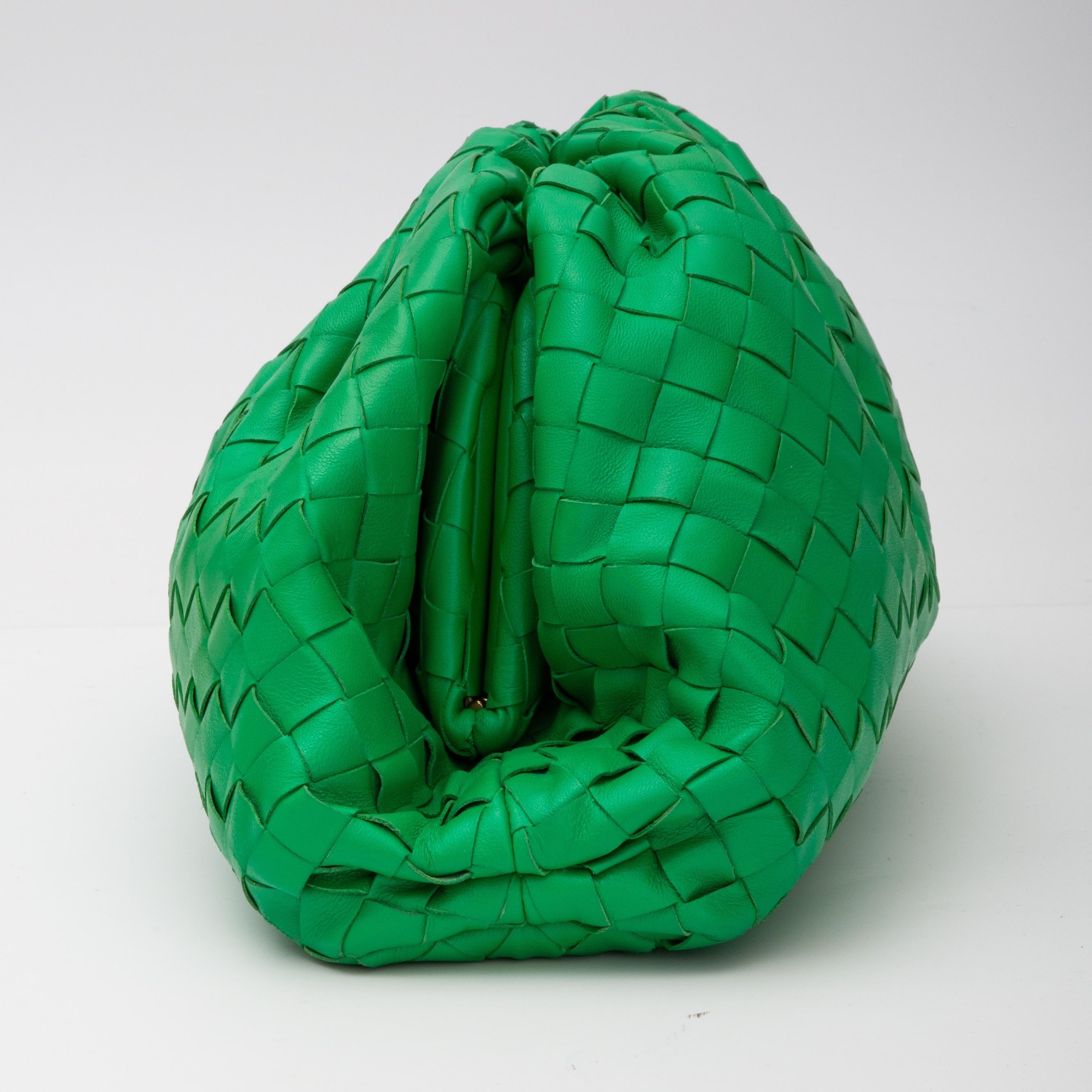 Bottega Veneta Green Intrecciato Leather The Pouch Clutch Bag In Excellent Condition In Montreal, Quebec