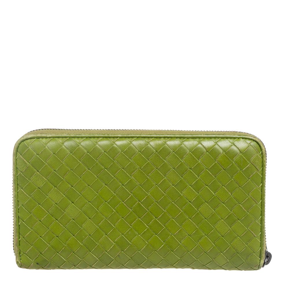 Bottega Veneta is known to create styles that are timeless and classy. This lovely wallet is no different. It has been made using green Intrecciato leather on the exterior, granting it a signature look. It features gunmetal-toned hardware and a