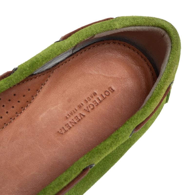 Bottega Veneta Green Intrecciato Suede Bow Slip on Loafers Size 38 In Good Condition For Sale In Dubai, Al Qouz 2