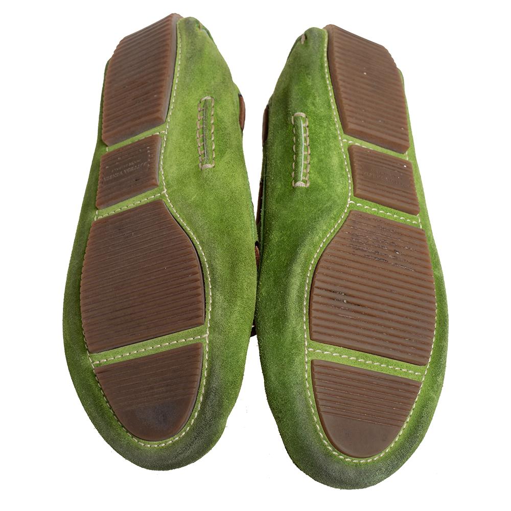 Bottega Veneta Green Intrecciato Suede Bow Slip On Loafers Size 38.5 In Good Condition For Sale In Dubai, Al Qouz 2